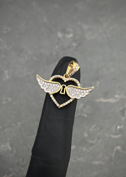 Dije corazon con alas. 2.9gr / Largo 2.2cm / Oro Amarillo Nac B