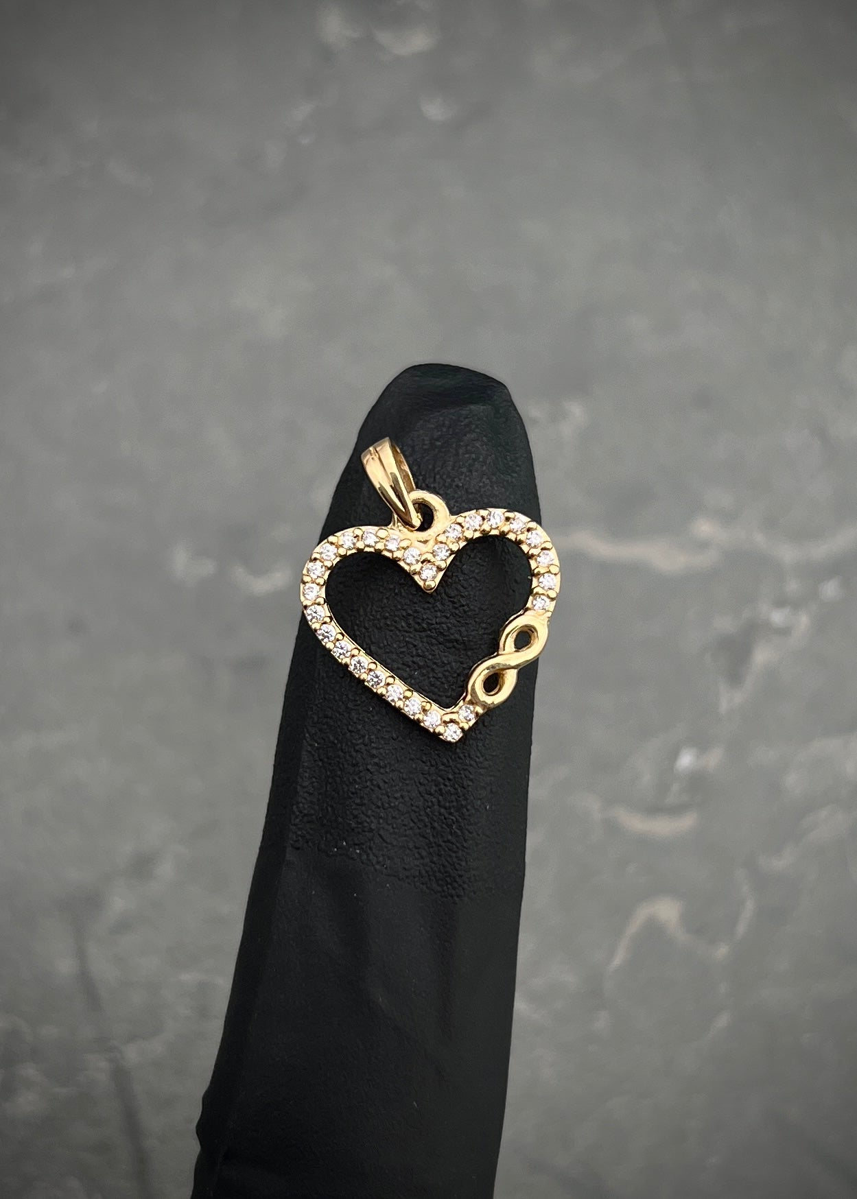 Dije corazon con swarovski blanco 1.2gr / Largo 1.8cm / Oro Amarillo Nac B
