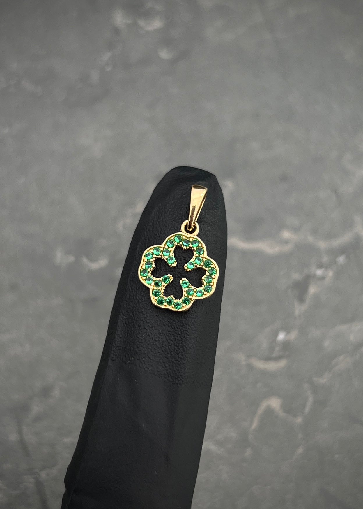 Dije trebol con swarovski verde 0.75gr / Largo 1.7cm / Oro Amarillo Nac B