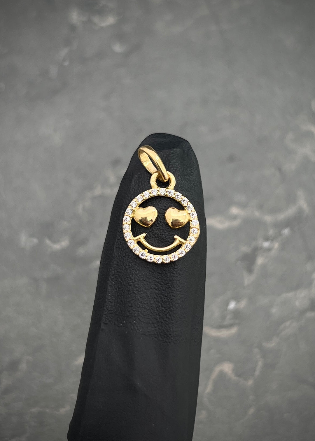Dije cara feliz con swarovski blanco 0.8gr / Largo 1.8cm — Oro Amarillo