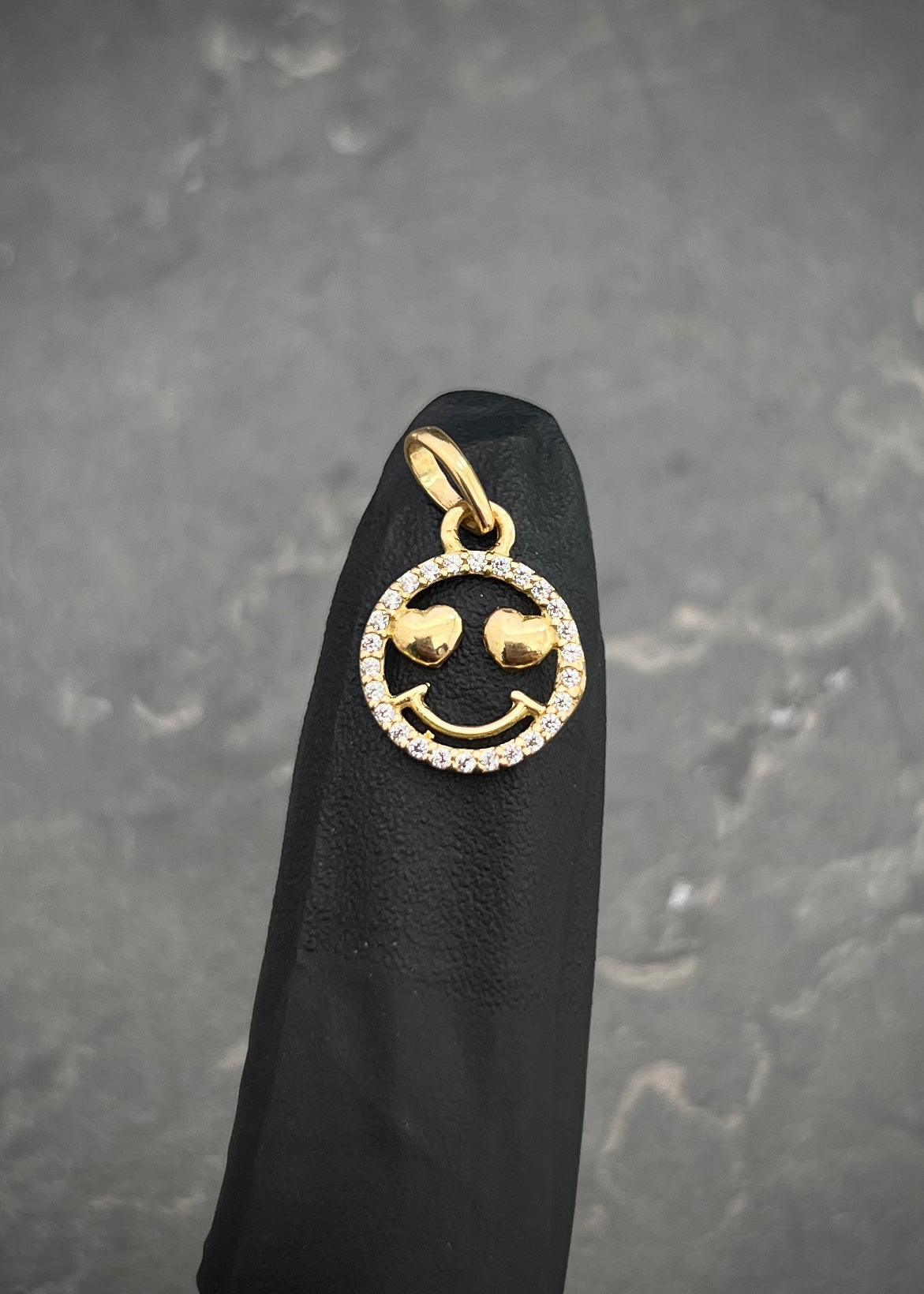 Dije cara feliz con swarovski blanco 0.8gr / Largo 1.8cm / Oro Amarillo Nac B