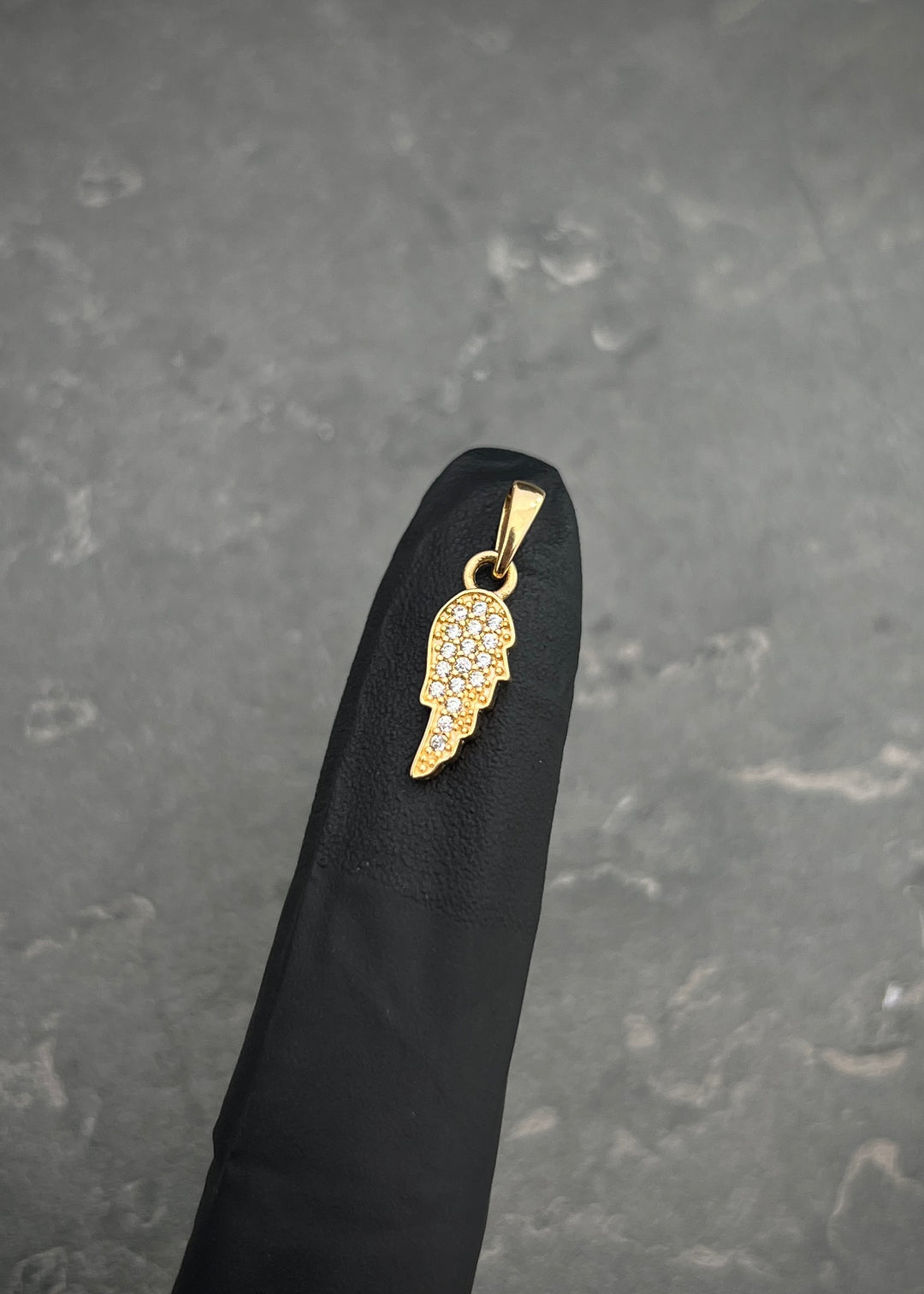 Dije ala con swarovski blanco 1gr / Largo 2cm — Oro Amarillo