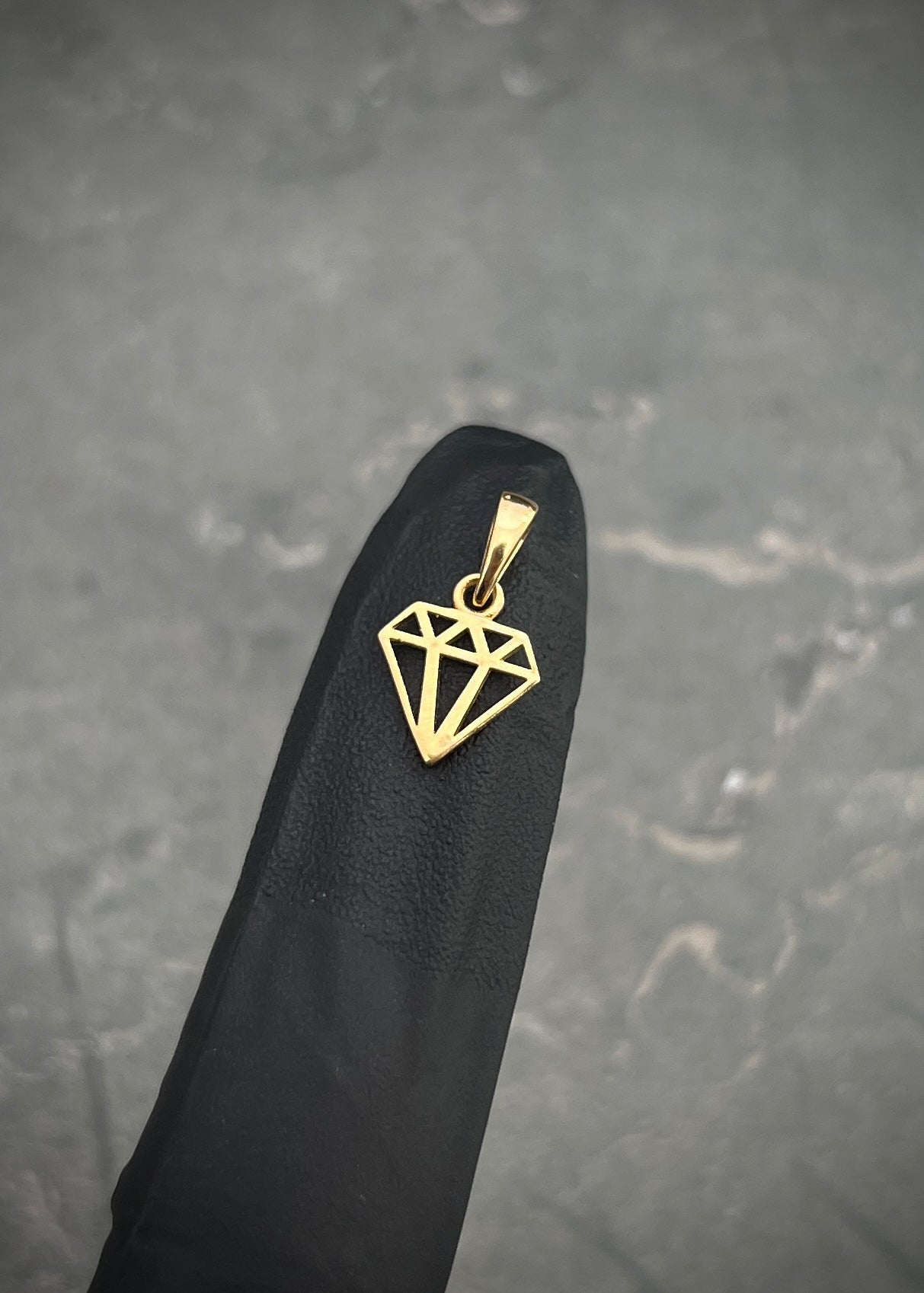 Dije diamante 0.6gr / Largo 1.5cm / Oro Amarillo Nac M