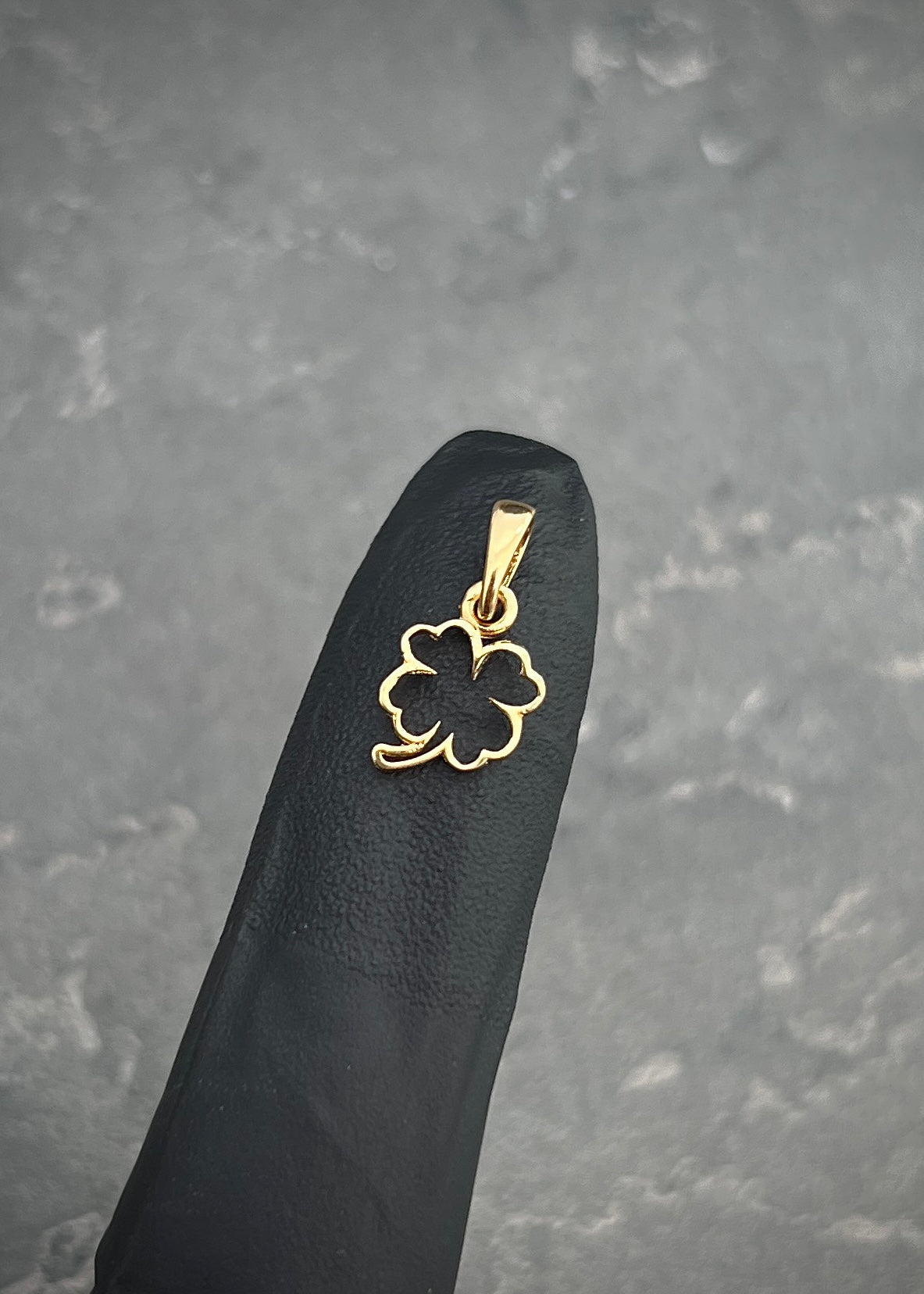 Dije silueta de trebol 0.4gr / Largo 1.4cm / Oro Amarillo Nac B