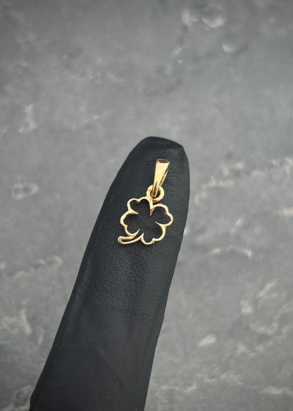 Dije silueta de trebol 0.4gr / Largo 1.4cm / Oro Amarillo Nac B