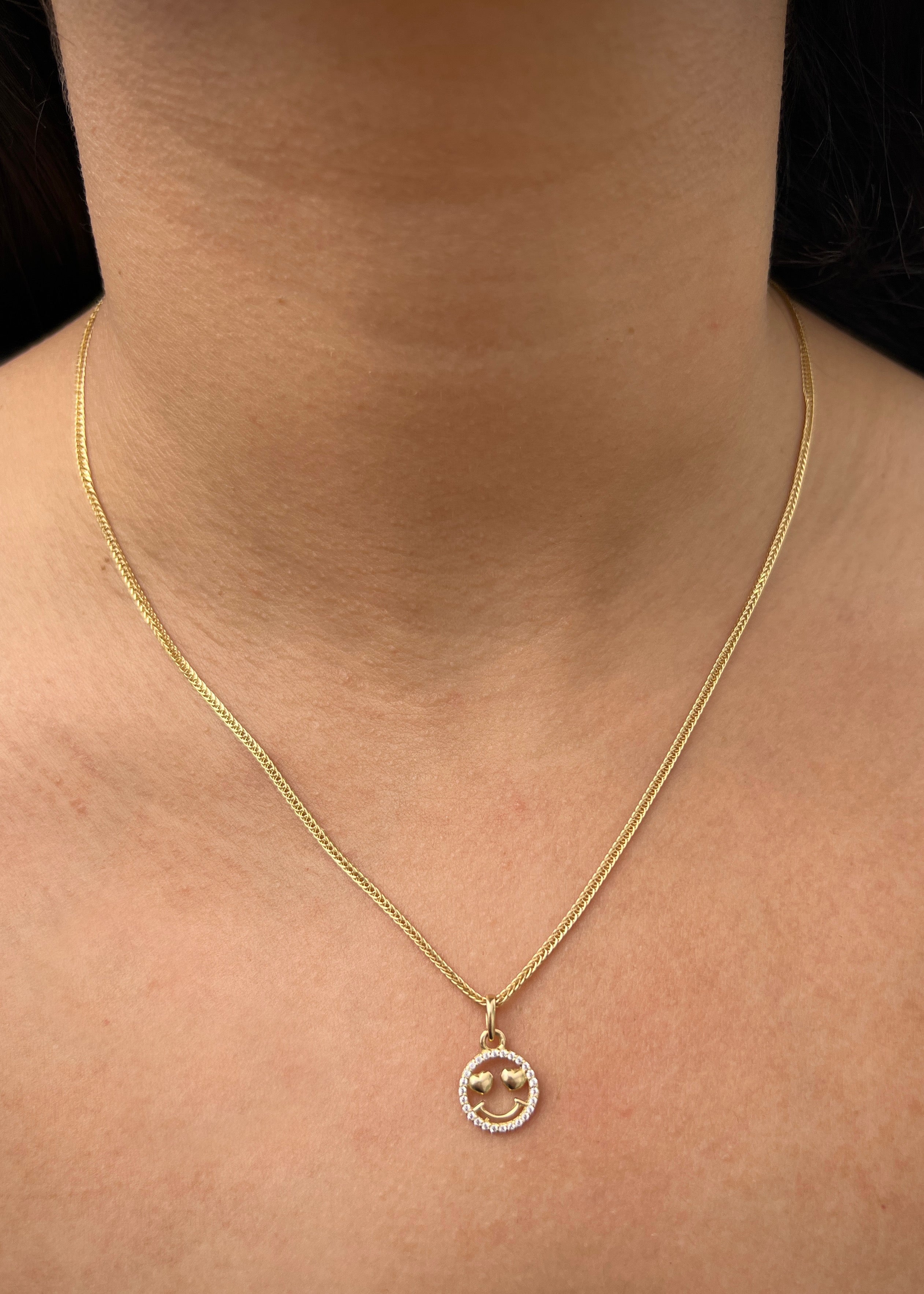 Dije cara feliz con swarovski blanco 0.8gr / Largo 1.8cm / Oro Amarillo Nac B