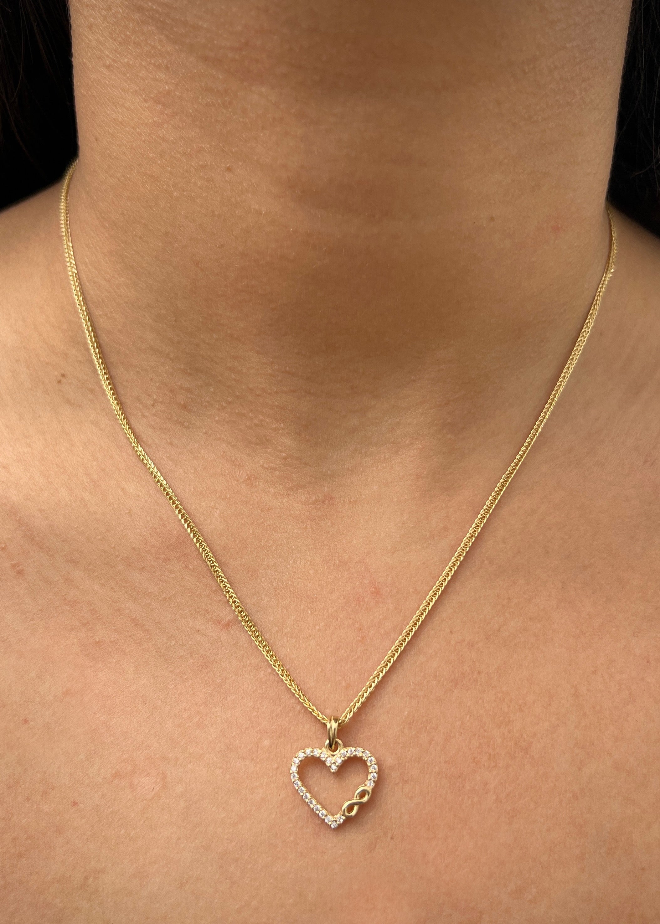 Dije corazon con swarovski blanco 1.2gr / Largo 1.8cm / Oro Amarillo Nac B