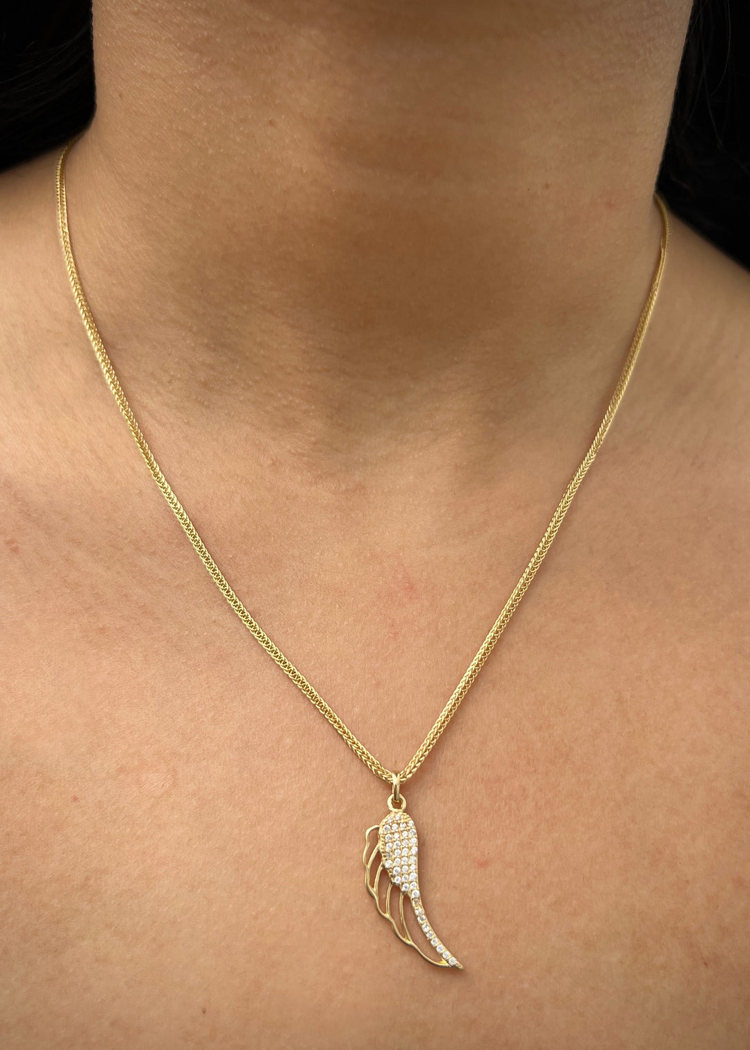 Dije ala con swarovski blanco 1.55gr / Largo 3cm — Oro Amarillo