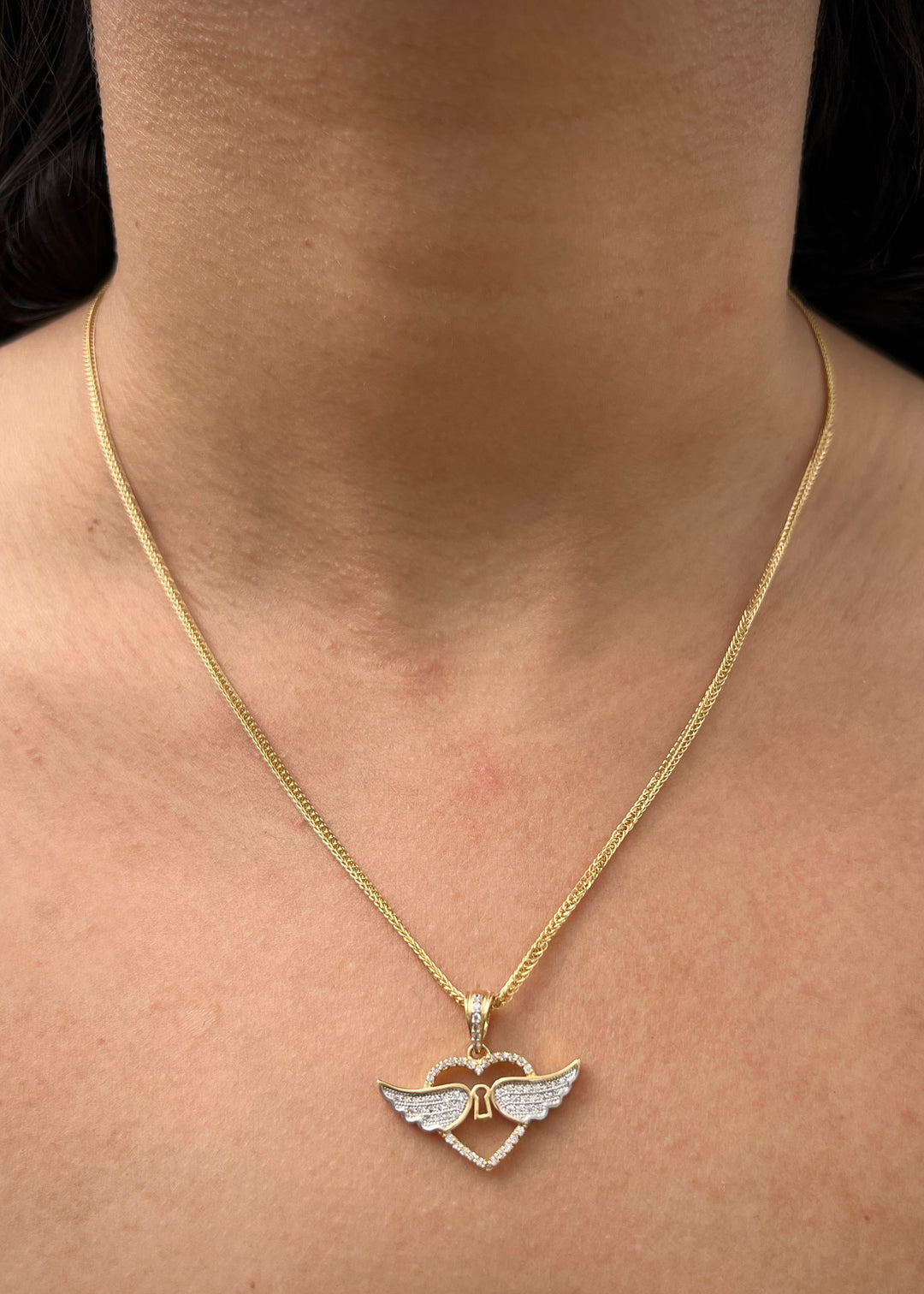 Dije corazon con alas. 2.9gr / Largo 2.2cm — Oro Amarillo