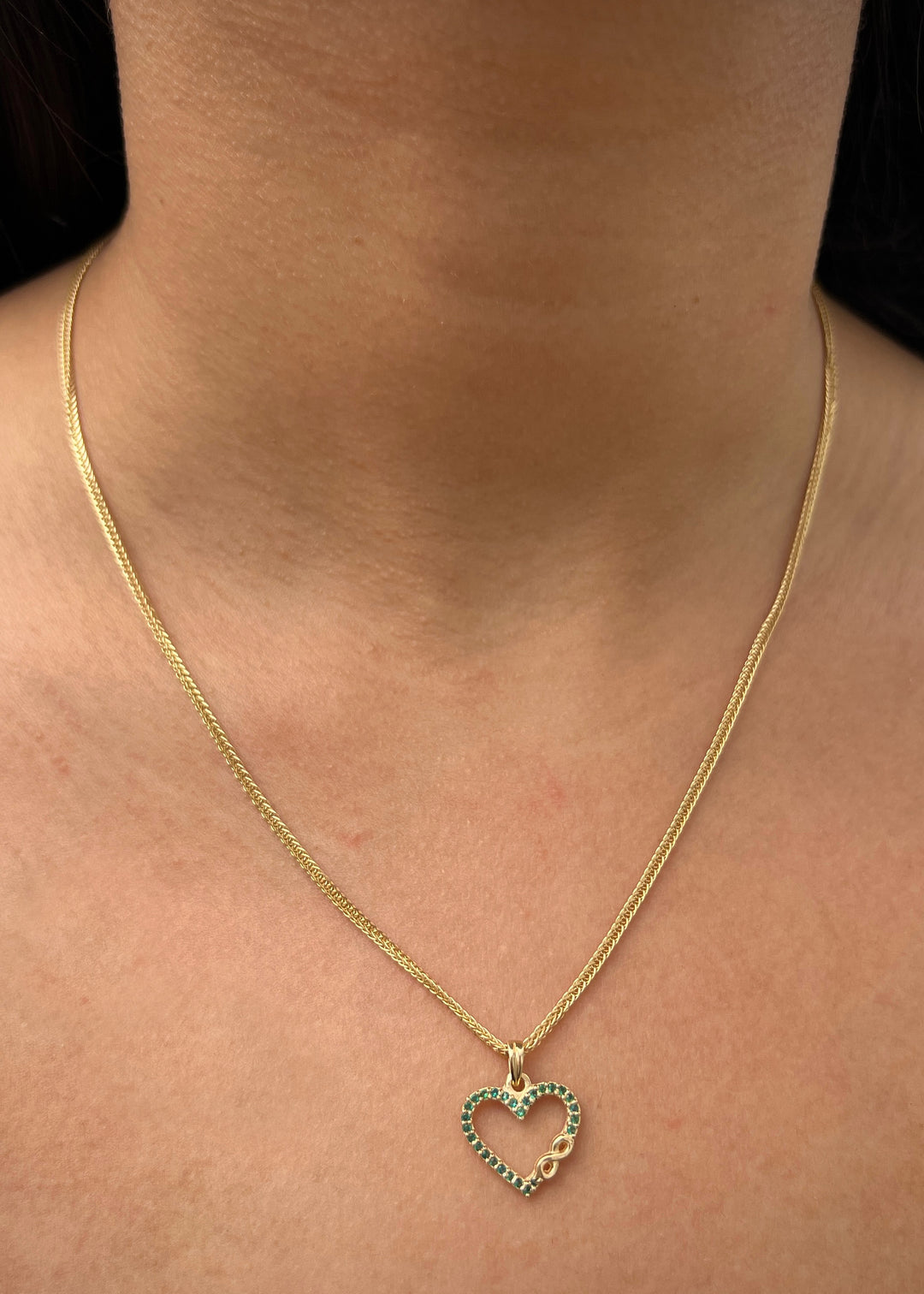 Dije corazon con swarovski verde 1.25gr / Largo 1.8cm — Oro Amarillo