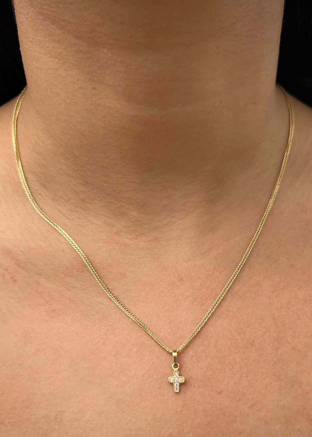 Dije Cruz con swarovski blanco 0.5gr / Largo 1.4cm — Oro Amarillo