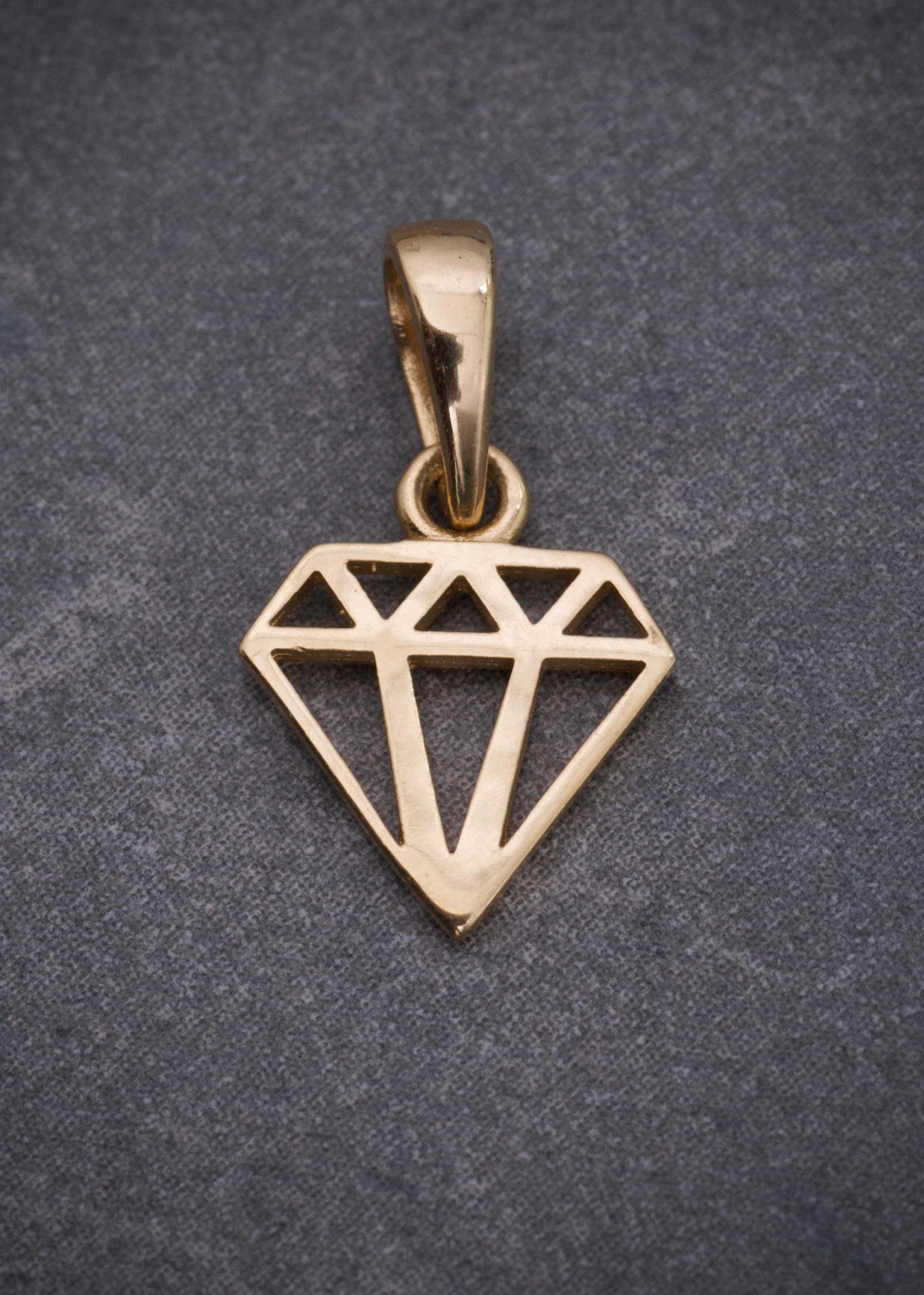 Dije diamante 0.5gr / Largo 1.5cm / Oro Amarillo Nac B