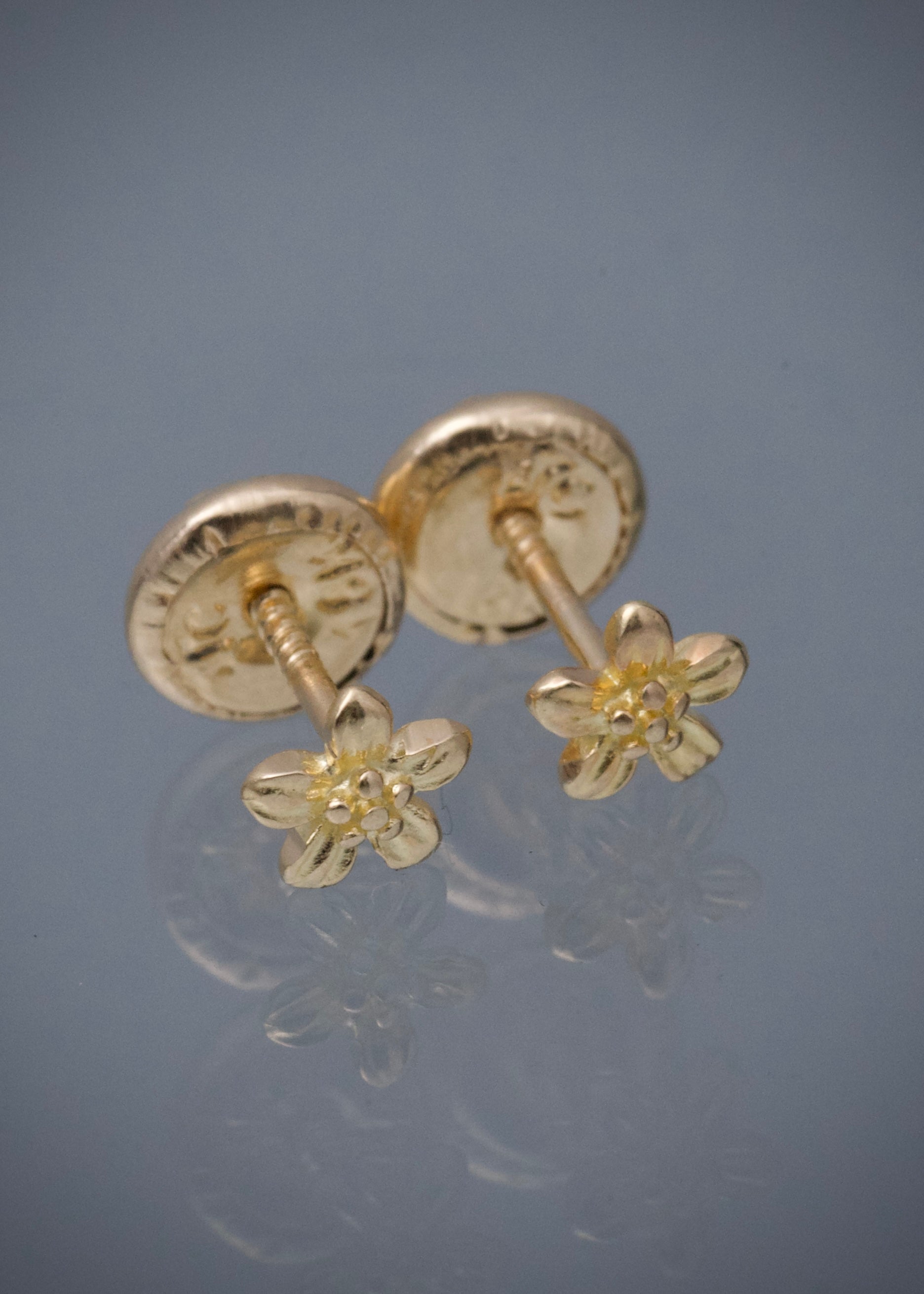 Topos Flor 0.65gr / Largo 0.4cm — Oro Amarillo