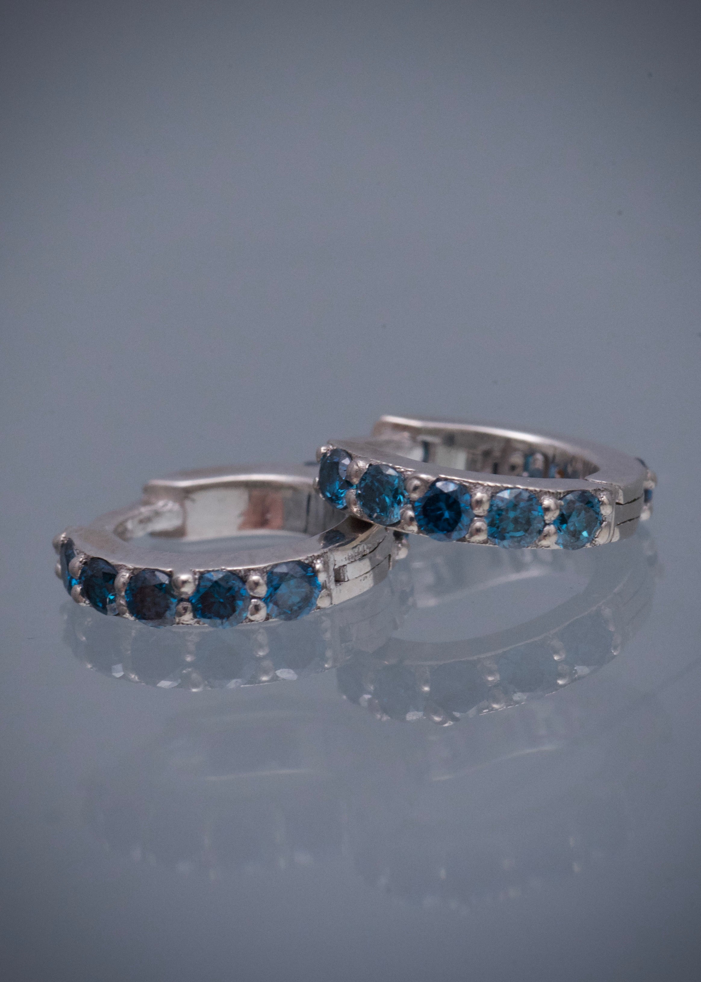 Candongas con 25pts de diamantes azules 0.8gr / Largo 0.7cm / Oro Blanco (Joya) B