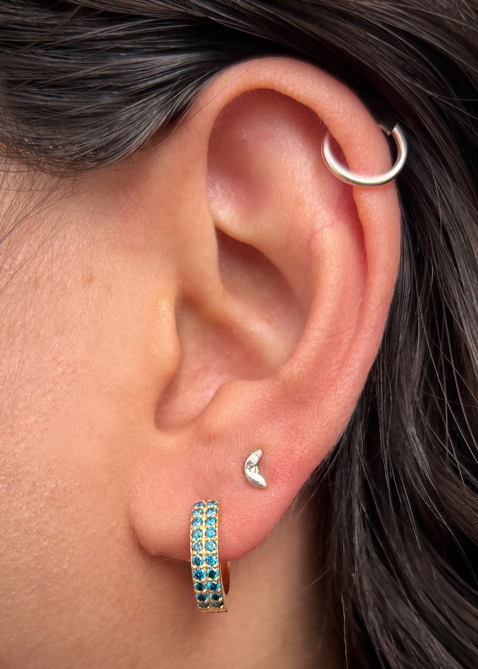 Candongas con 114pts de diamantes azules 5.95gr / Largo 1.3cm / Oro Amarillo (Joya) B