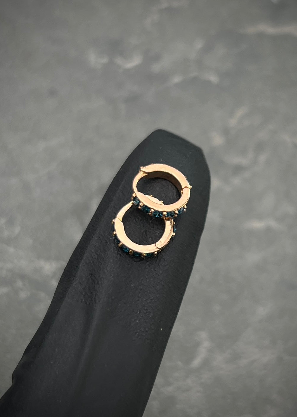 Candongas Con 25Pts de diamantes azules 0.9gr / Largo 0.7cm / Oro Rosado (Joya) B