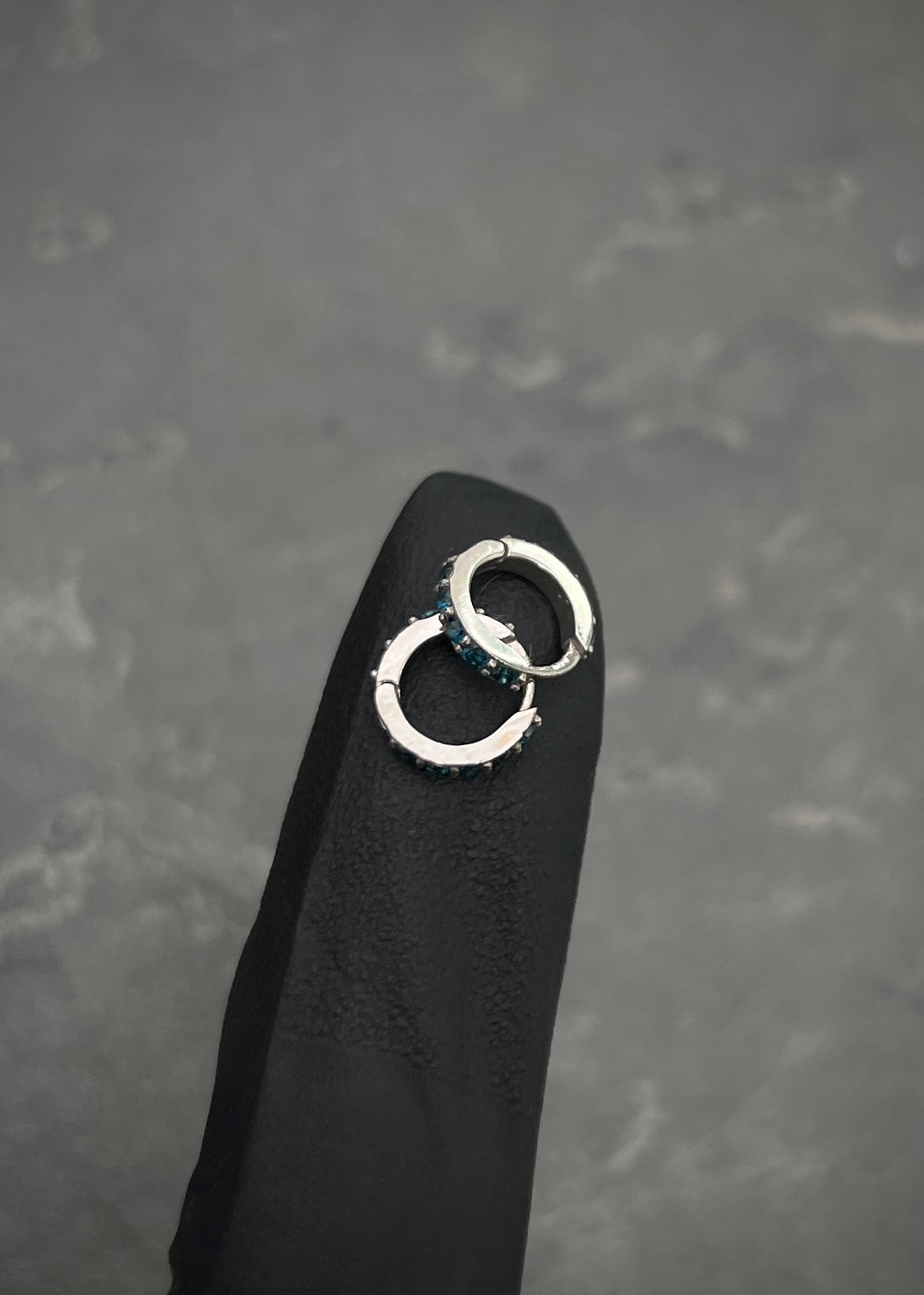 Candongas con 25pts de diamantes azules 0.8gr / Largo 0.7cm / Oro Blanco (Joya) M