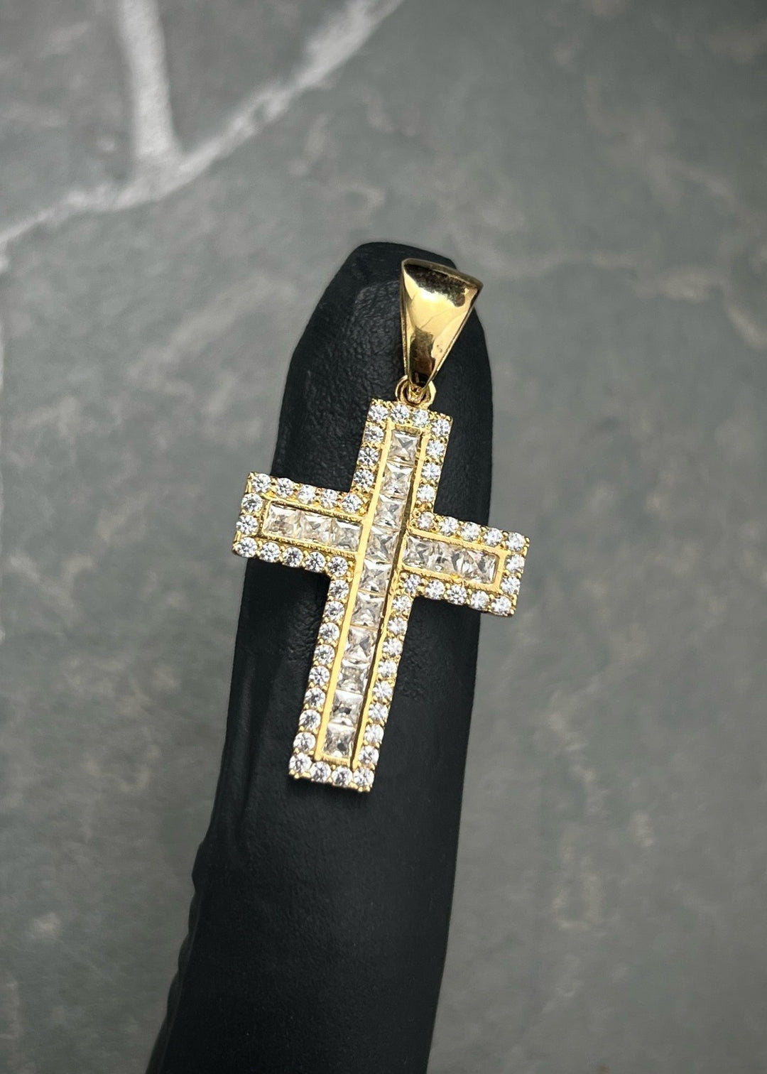 Dije cruz con swarovski blanco 3.2gr / Largo 3.4cm — Oro Amarillo