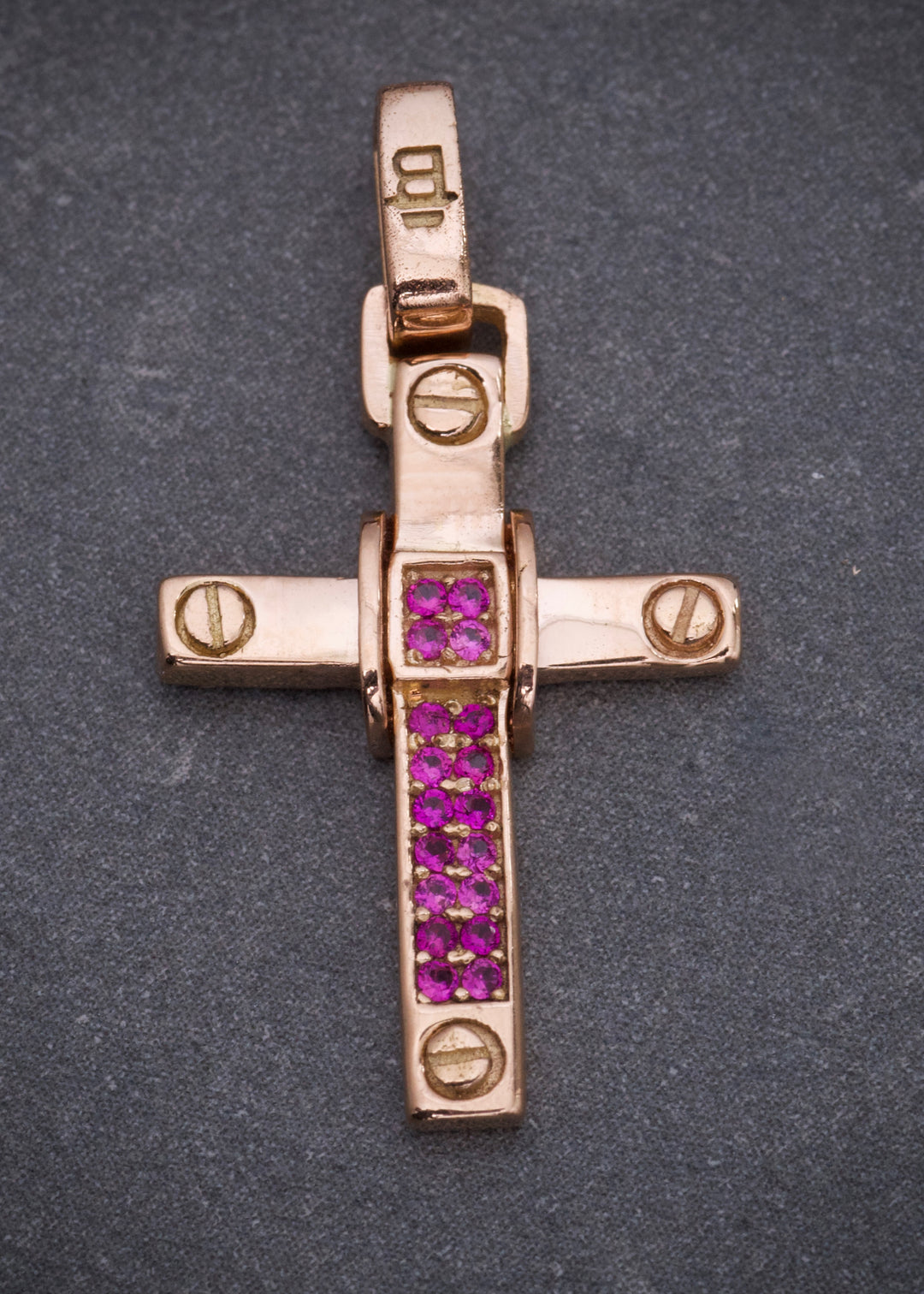 Dije cruz con swarovski fucsia 1.75gr / Largo 2.5cm — Oro Rosado