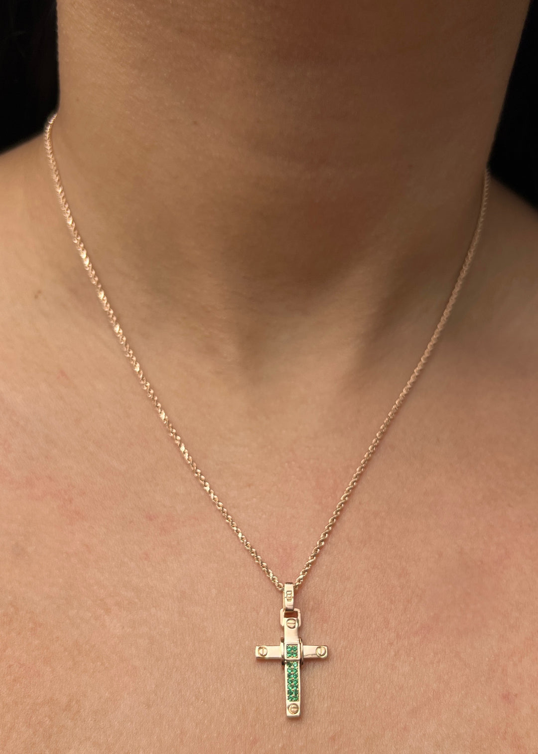 Dije cruz con swarovski verde 1.75gr / Largo 2.5cm — Oro Rosado