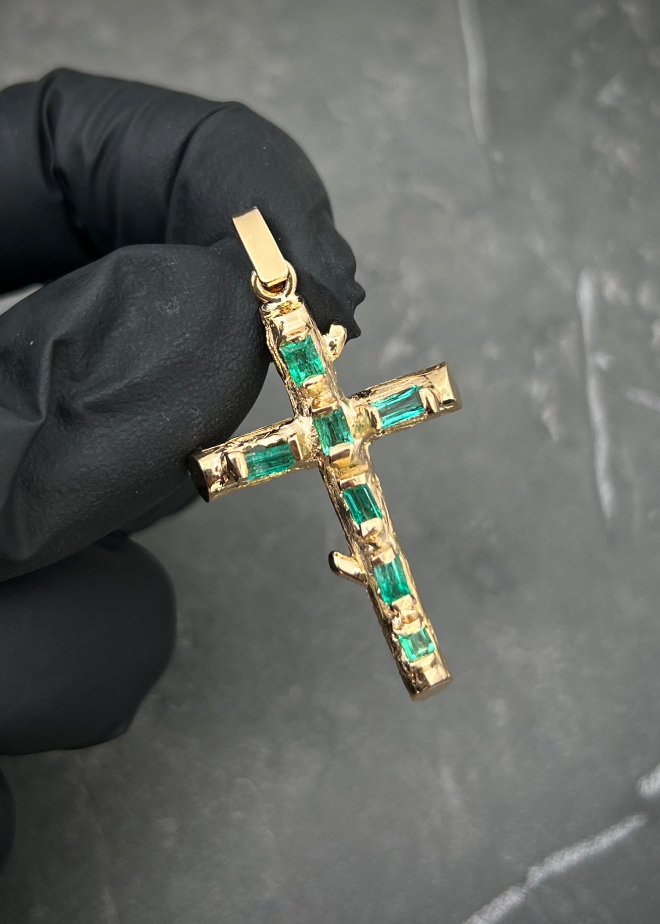 Dije cruz con 90pts de esmeraldas 7.55gr / Largo 4.2cm / Oro Amarillo (Joya) P