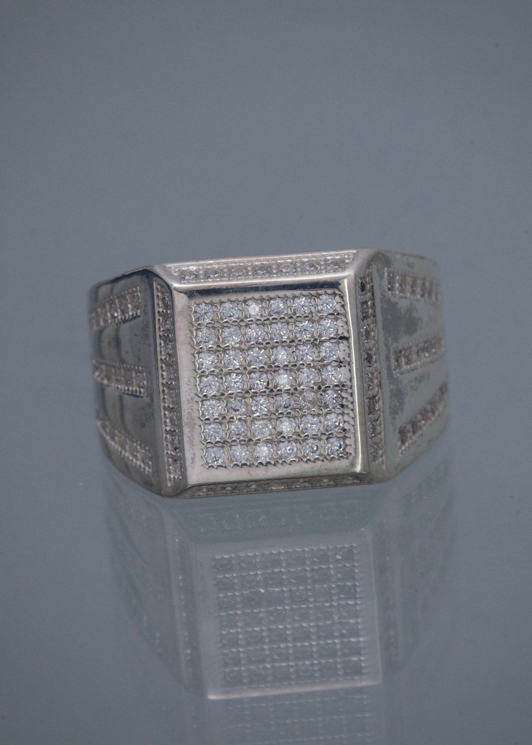 Anillo con swarovski blanco 7.5gr / Talla 10 1/2  — Plata
