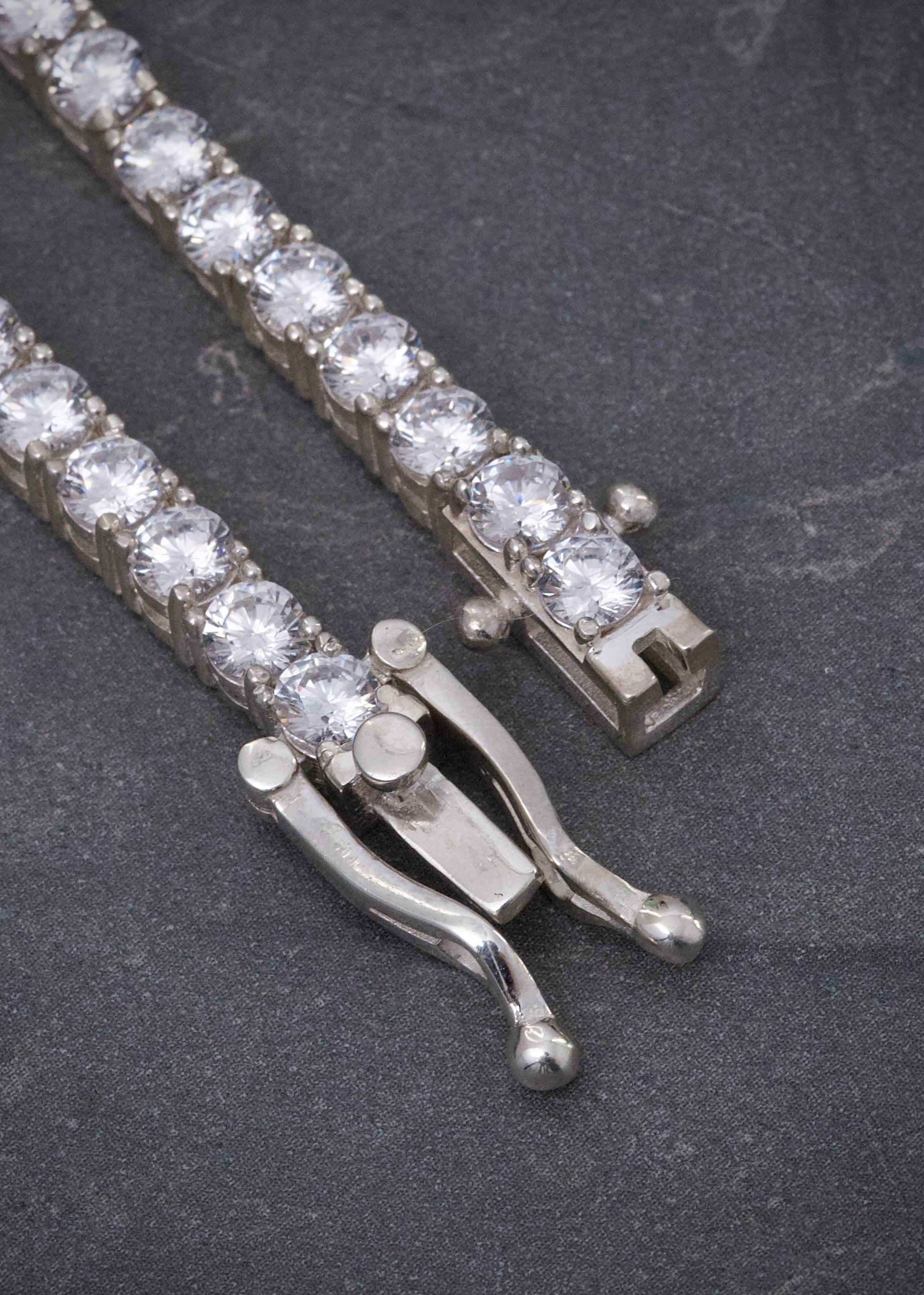 Pulso tenis con swarovski blanco 22.3gr / Largo 19cm / Plata P