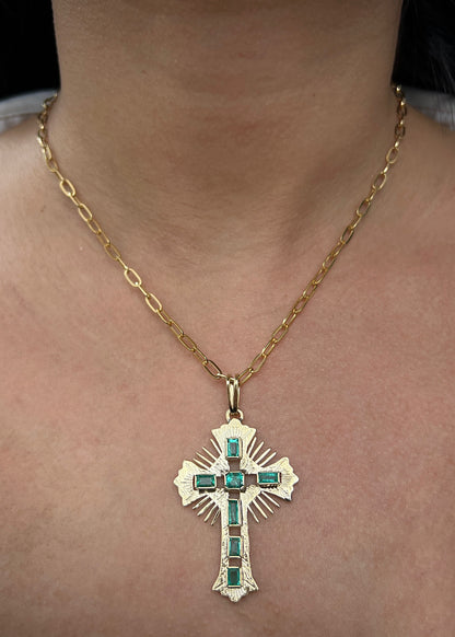 Dije cruz con 200pts de esmeralda 7.05gr / Largo 5.5cm / Oro Amarillo (Joya) M