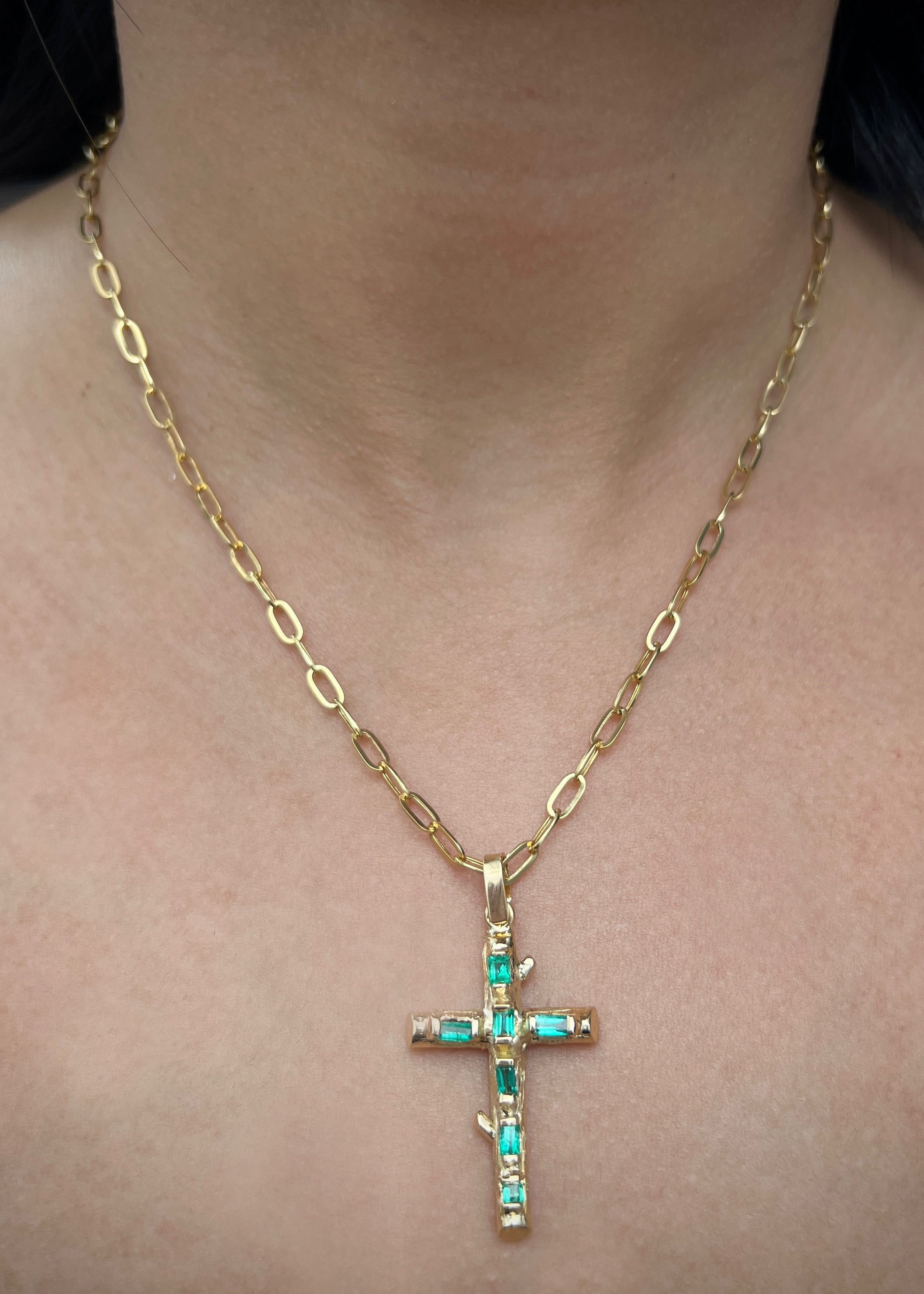 Dije cruz con 90pts de esmeraldas 7.55gr / Largo 4.2cm / Oro Amarillo (Joya) P