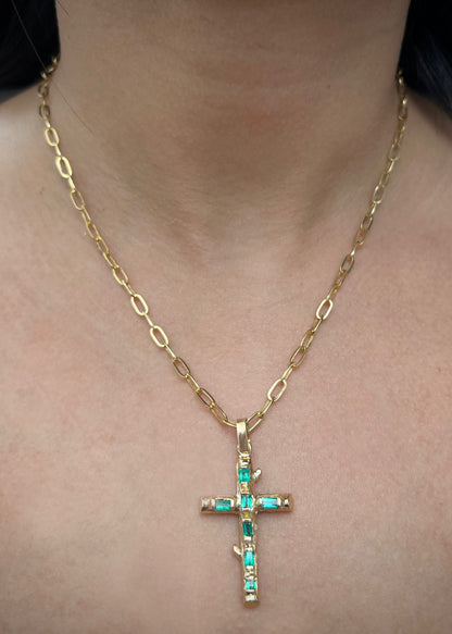 Dije cruz con 90pts de esmeraldas 7.55gr / Largo 4.2cm / Oro Amarillo (Joya) P