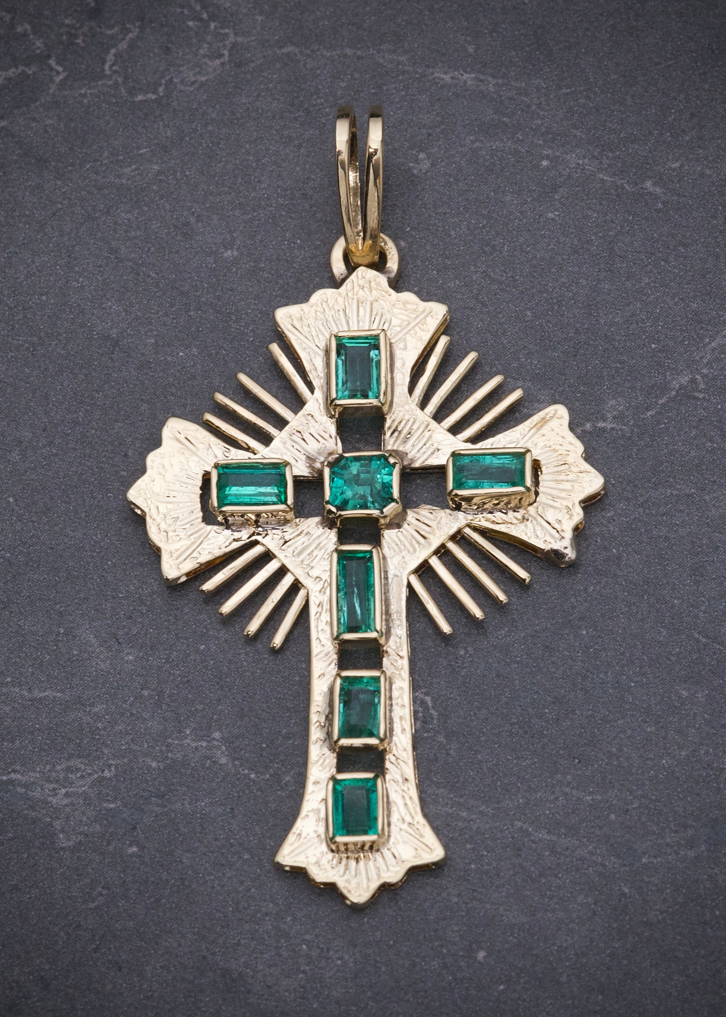 Dije cruz con 200pts de esmeralda 7.05gr / Largo 5.5cm / Oro Amarillo (Joya) M