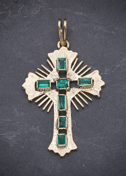 Dije cruz con 200pts de esmeralda 7.05gr / Largo 5.5cm / Oro Amarillo (Joya) M