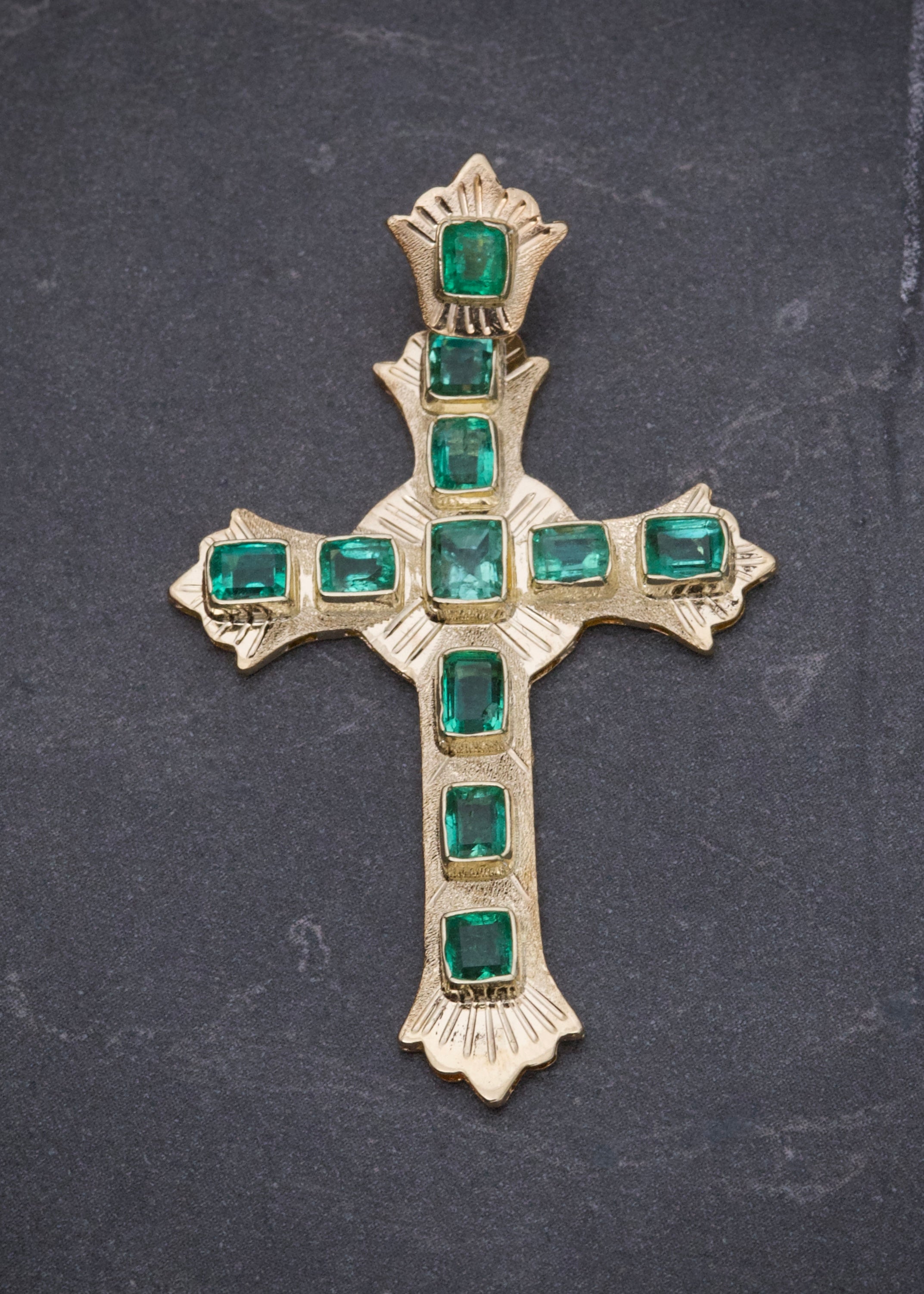 Dije cruz con 180pts de esmeraldas 4.5gr / Largo 4.8cm / Oro Amarillo (Joya) P