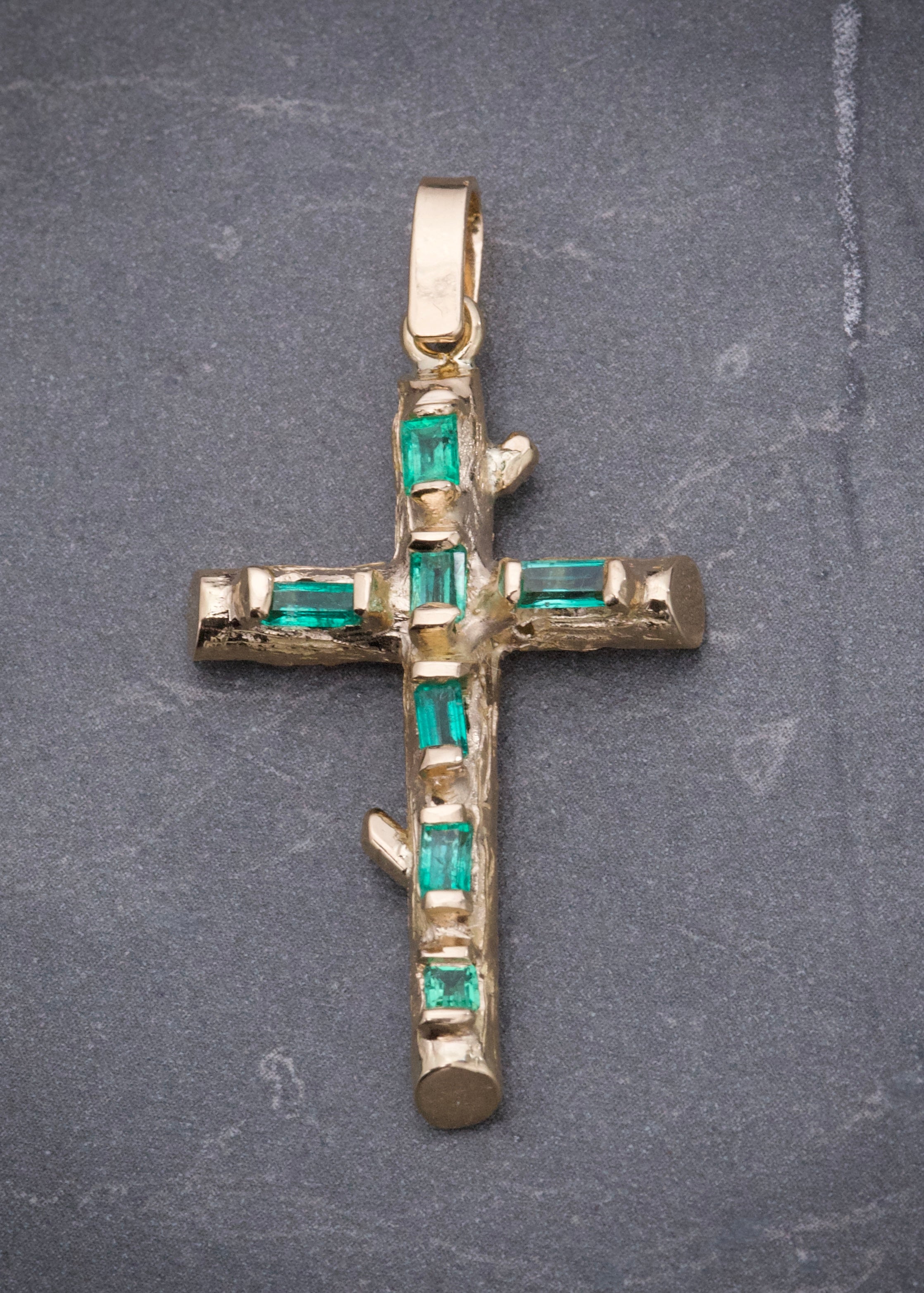 Dije cruz con 90pts de esmeraldas 7.55gr / Largo 4.2cm / Oro Amarillo (Joya) P