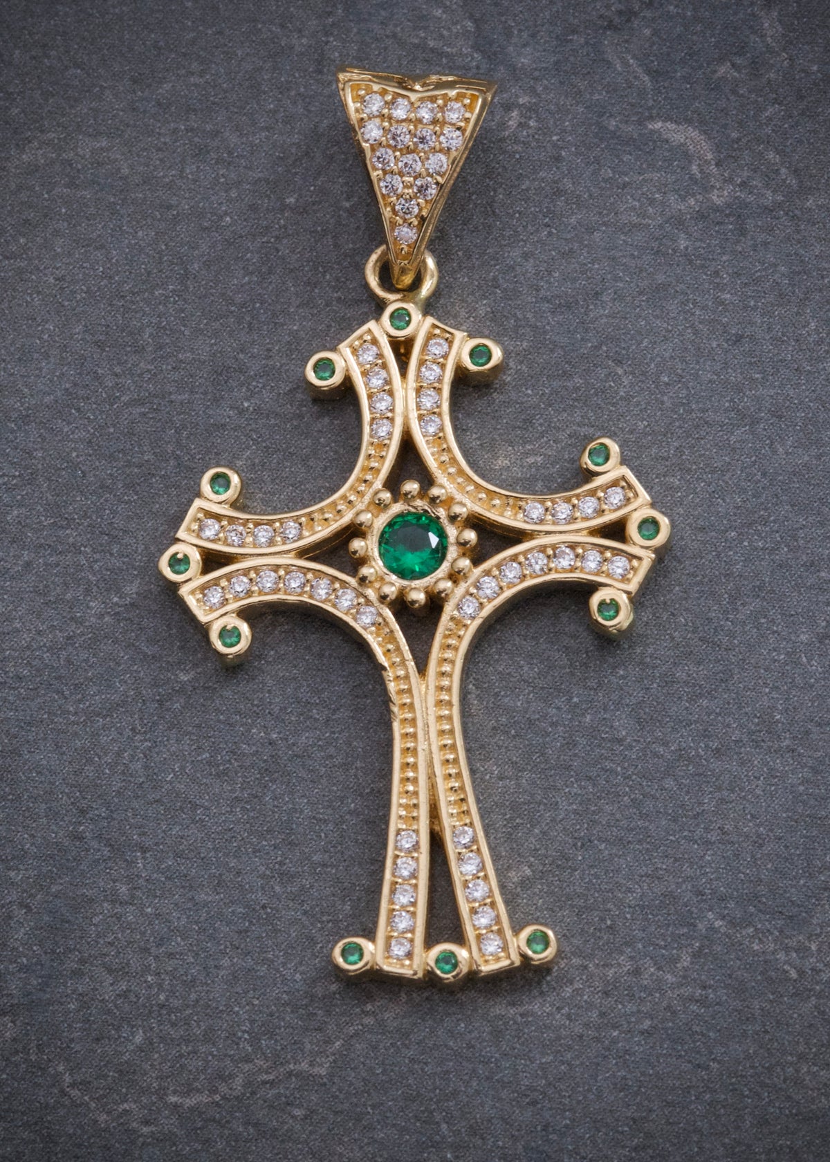 Dije Cruz con Swarovski Verde y Blanco 5.1gr / 4.1cm / 22mm — Oro Amarillo