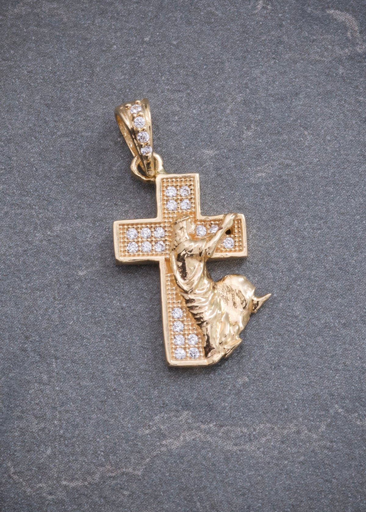 Dije Cruz con Cristo Swarovskis Blancos 2gr / 2.4cm / 14mm — Oro Amarillo