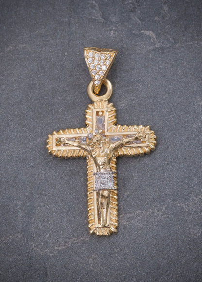 Dije Cruz con Cristo Swarovskis Blancos 6.6gr / 3.9cm / 22mm — Oro Amarillo