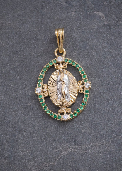 Dije Virgen de Guadalupe con Swarovski Verde y Blanco 2.35gr / 2.6cm / 15mm — Oro Amarillo