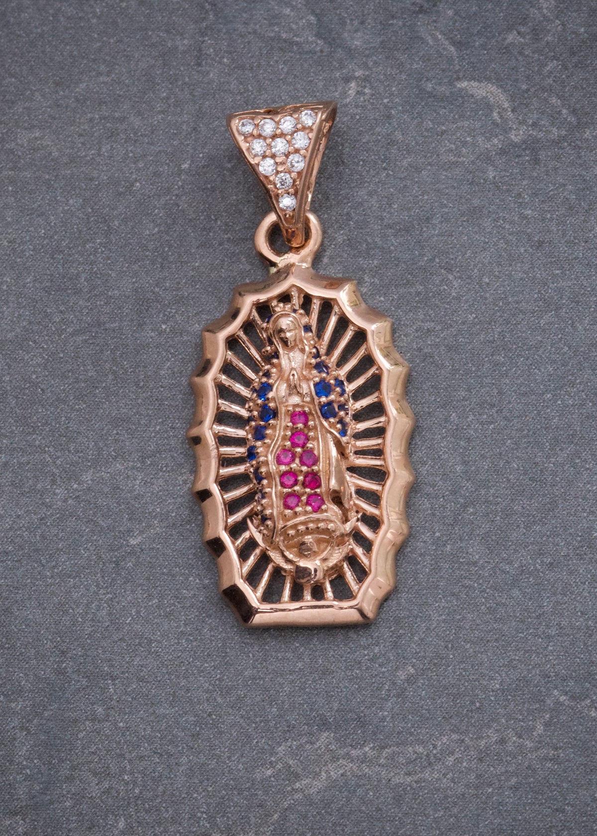Dije Virgen de Guadalupe con Swarovski Azul y Fucsia 2.9gr / 3cm / 13mm — Oro Rosado
