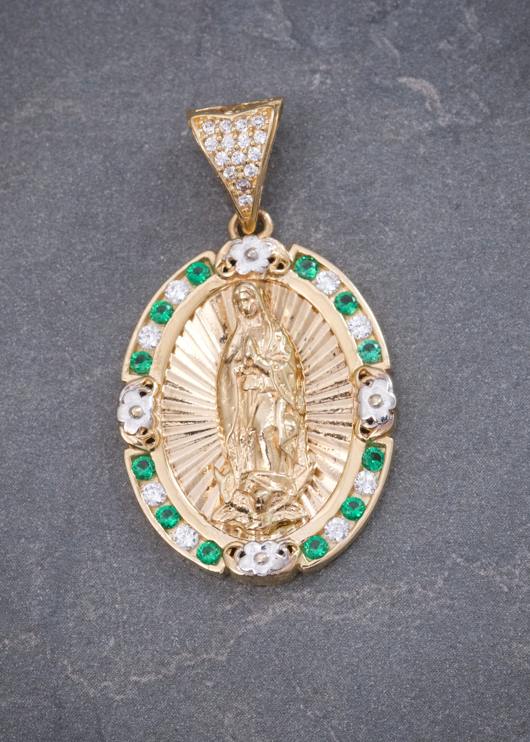 Dije Virgen de Guadalupe con Swarovski Verde y Blanco 6.15gr / 3.1cm / 17mm — Oro Amarillo