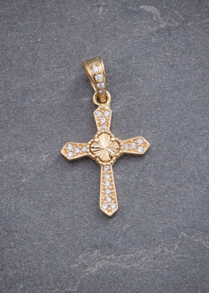 Dije Cruz Lucky Clover con Swarovski Blanco 1.2gr / 2.4cm / 13mm — Oro Amarillo