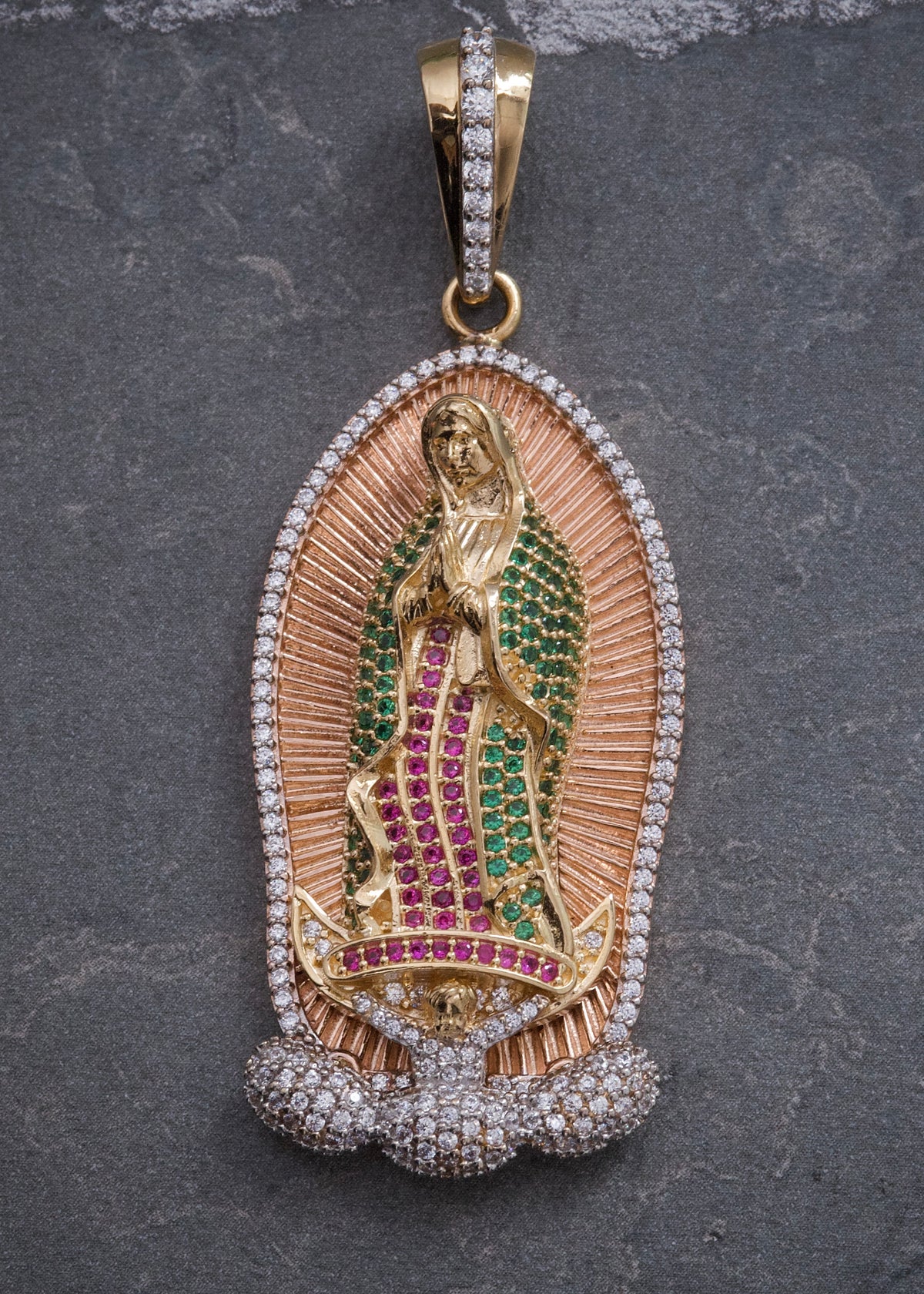 Dije Virgen de Guadalupe con Swarovski Verde y Fucsia 19.95gr / 6.2cm / 23mm — Dos Oros