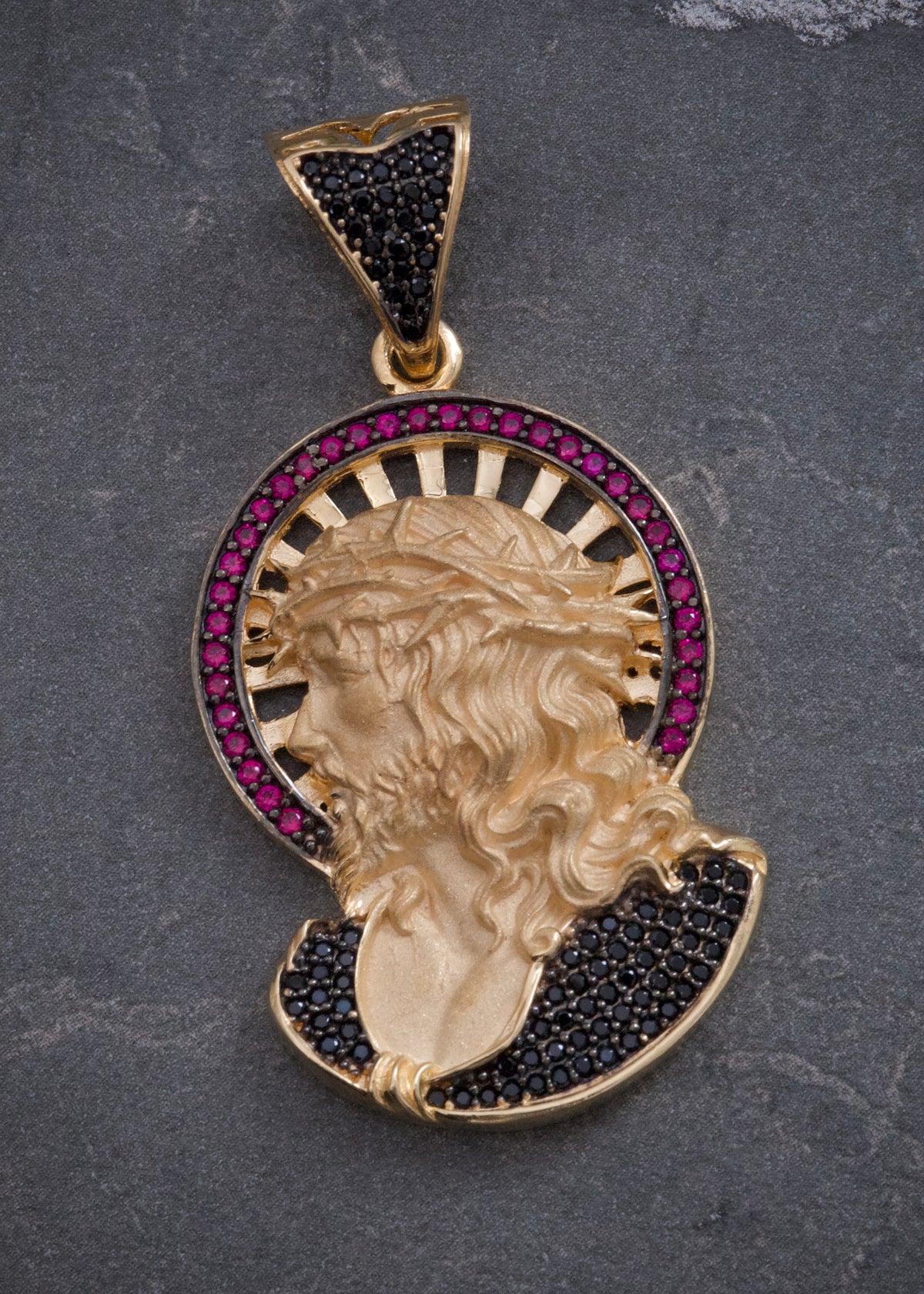 Dije Rostro de Jesus con Swarovski Fucsia 11.2gr / 4.9cm / 25mm — Oro Amarillo