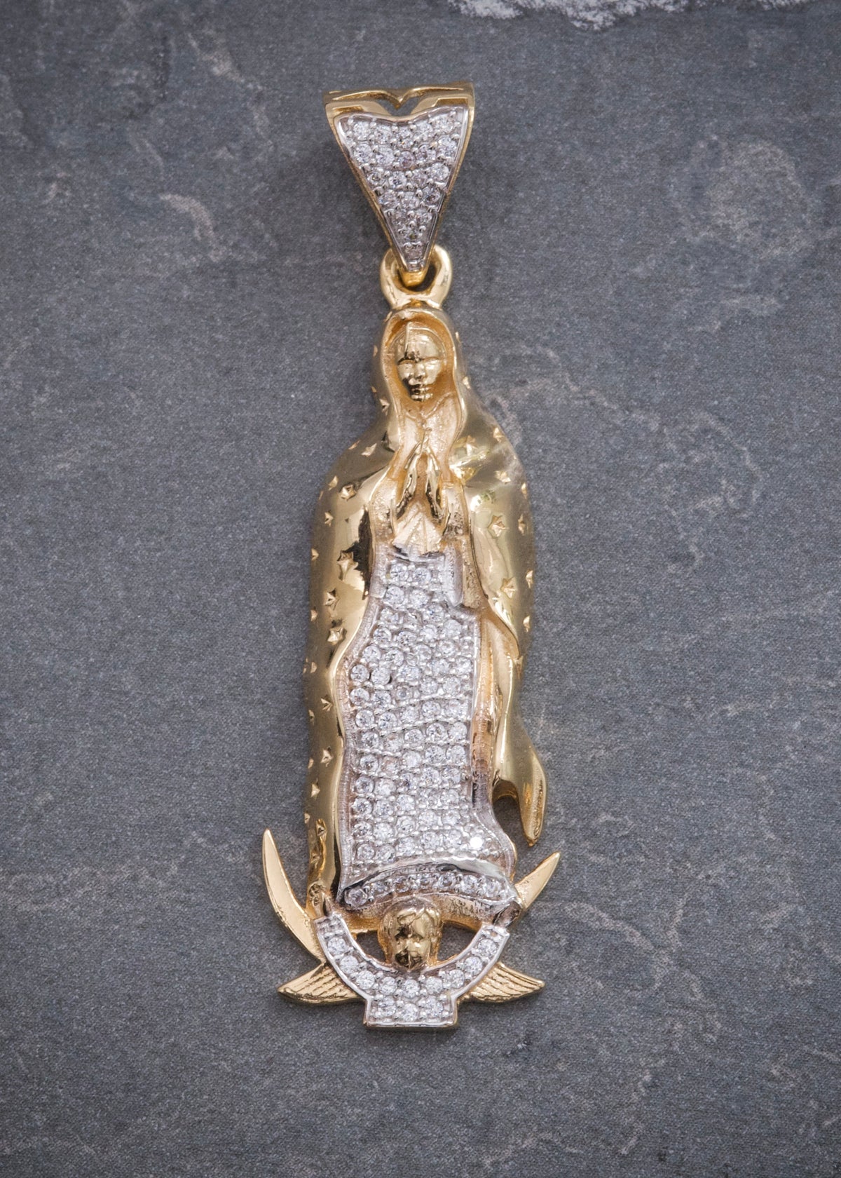 Dije Virgen de Guadalupe con Swarovskis Blancos 9.6gr / 5.2cm / 16mm — Oro Amarillo