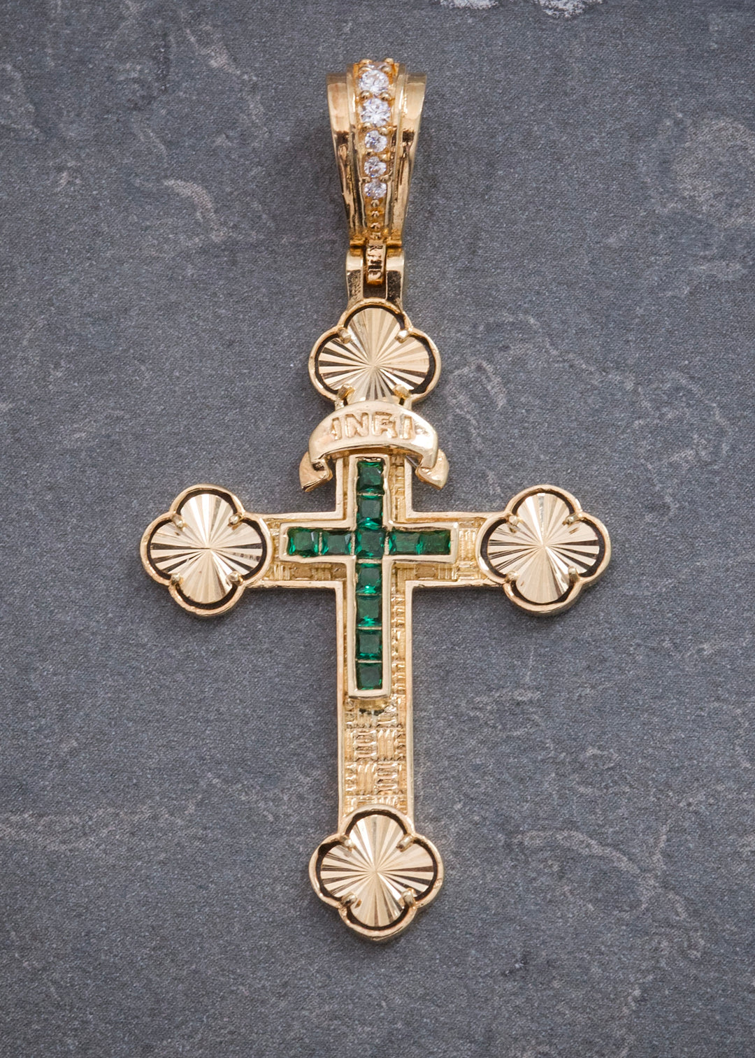 Dije Cruz Lucky Clover con Swarovski Verde 5.95gr / 5.1cm / 28mm — Oro Amarillo