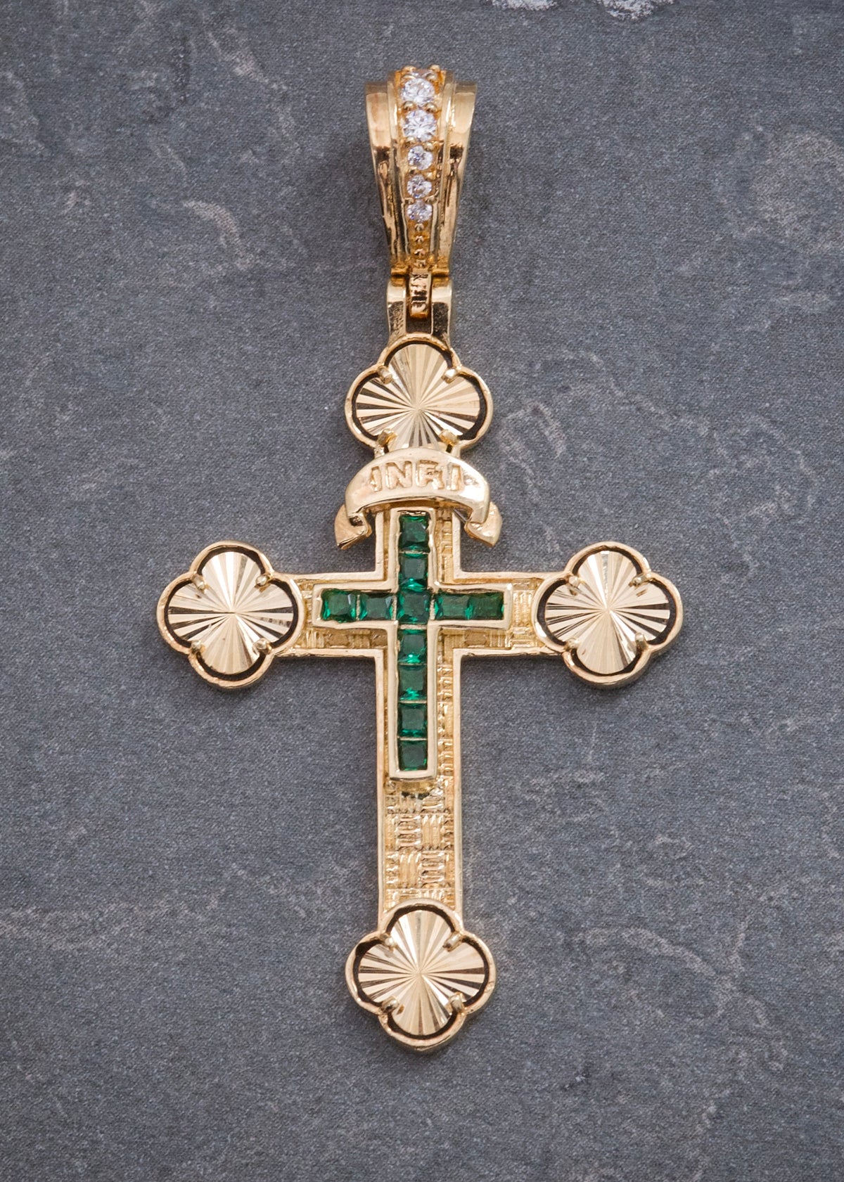 Dije Cruz Lucky Clover con Swarovski Verde 5.95gr / 5.1cm / 28mm — Oro Amarillo