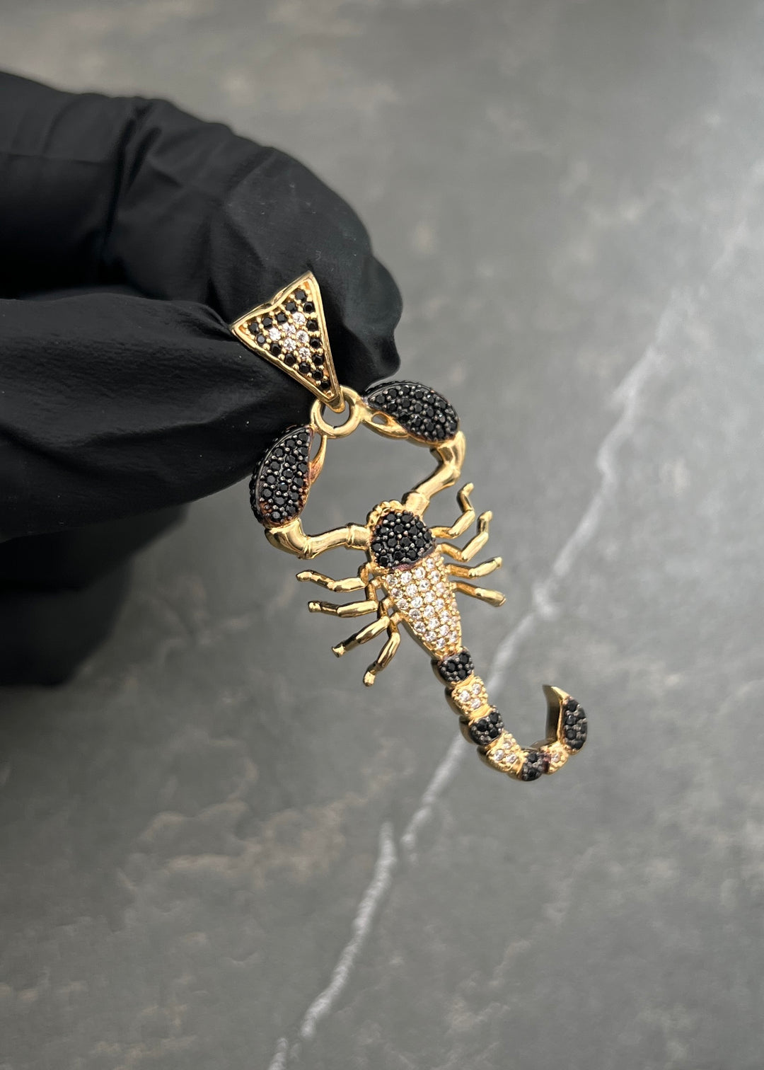 Dije Escorpion con Swarovskis 6.7gr / 4.8cm / 20mm — Oro Amarillo