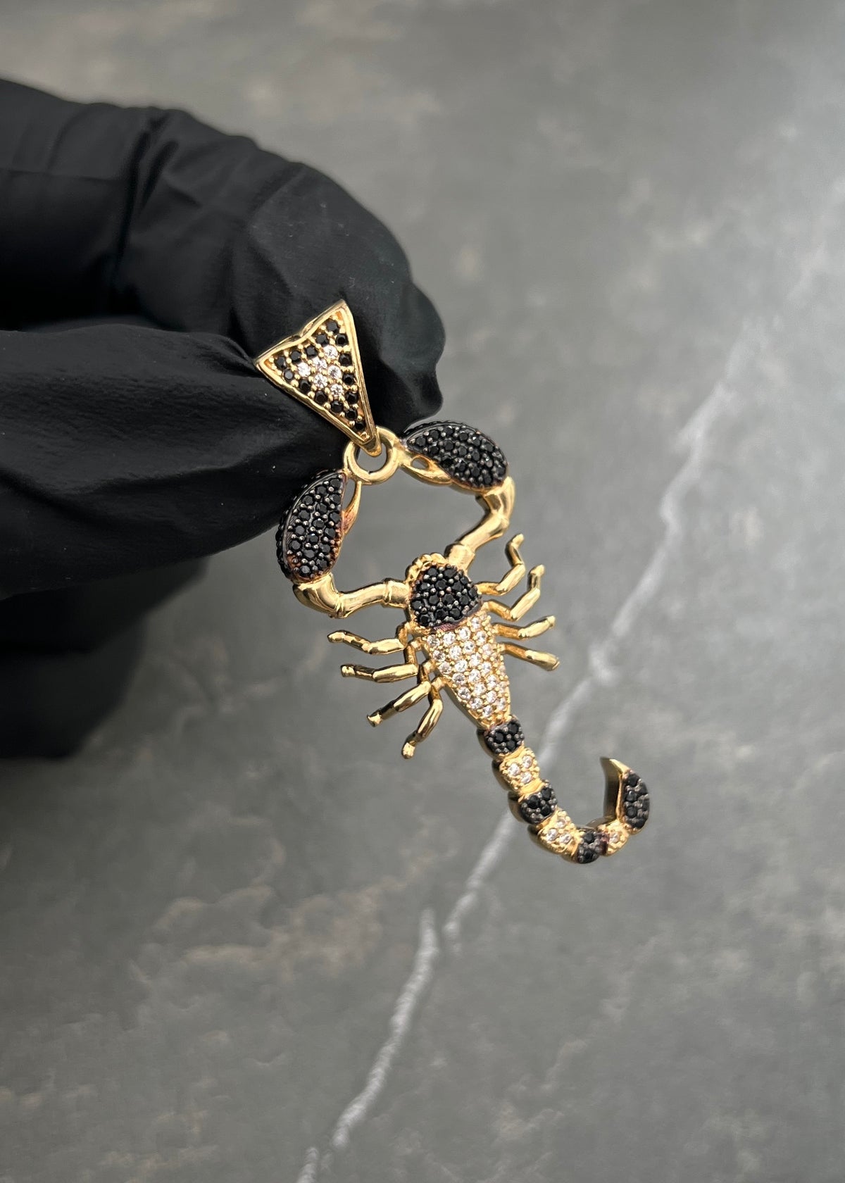 Dije Escorpion con Swarovskis 6.7gr / 4.8cm / 20mm — Oro Amarillo