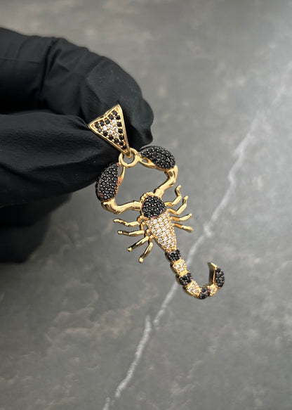 Dije Escorpion con Swarovskis 6.7gr / 4.8cm / 20mm — Oro Amarillo