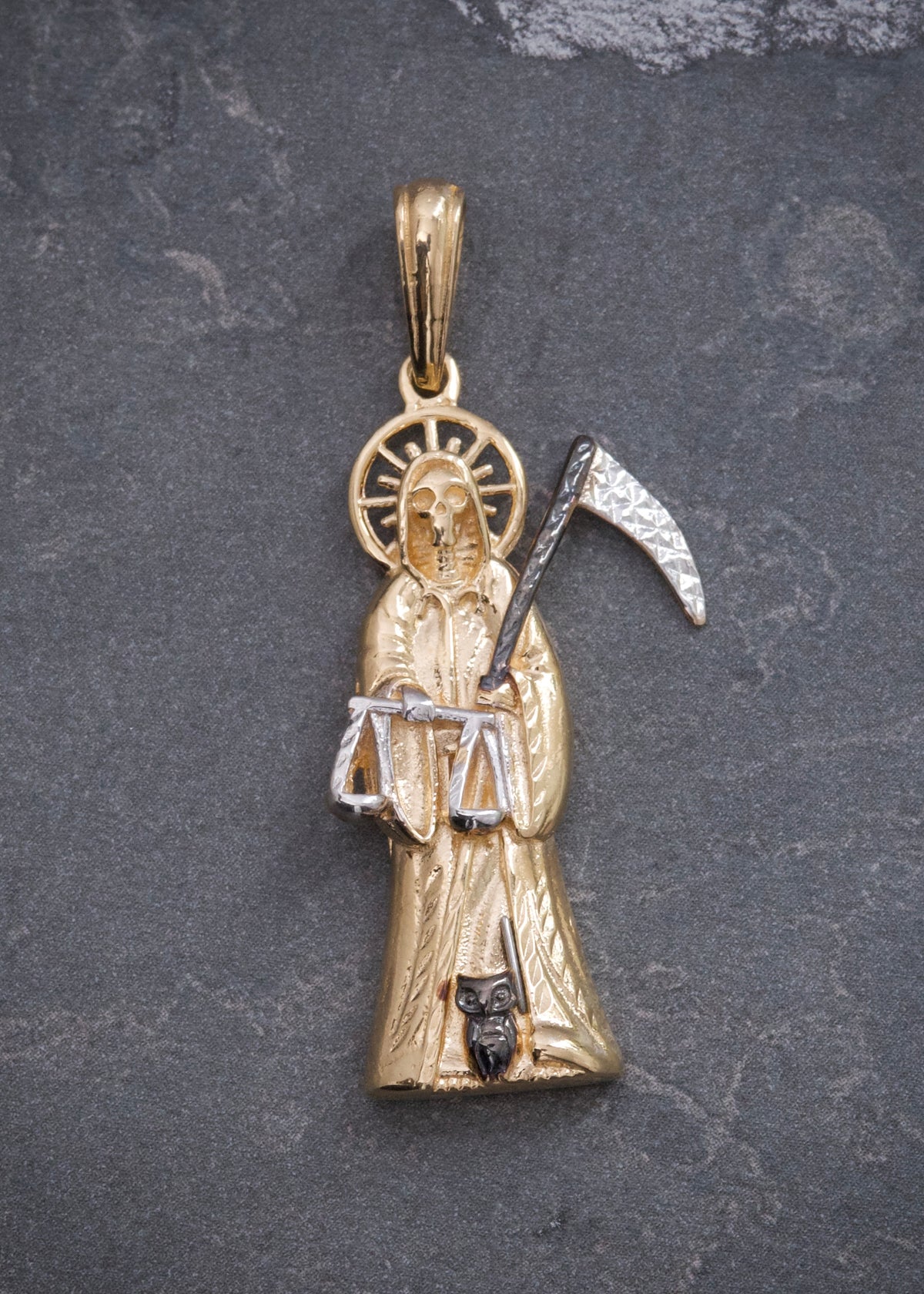 Dije Santa Muerte con Swarovskis Blancos 6.15gr / 4.4cm / 17mm — Oro Amarillo